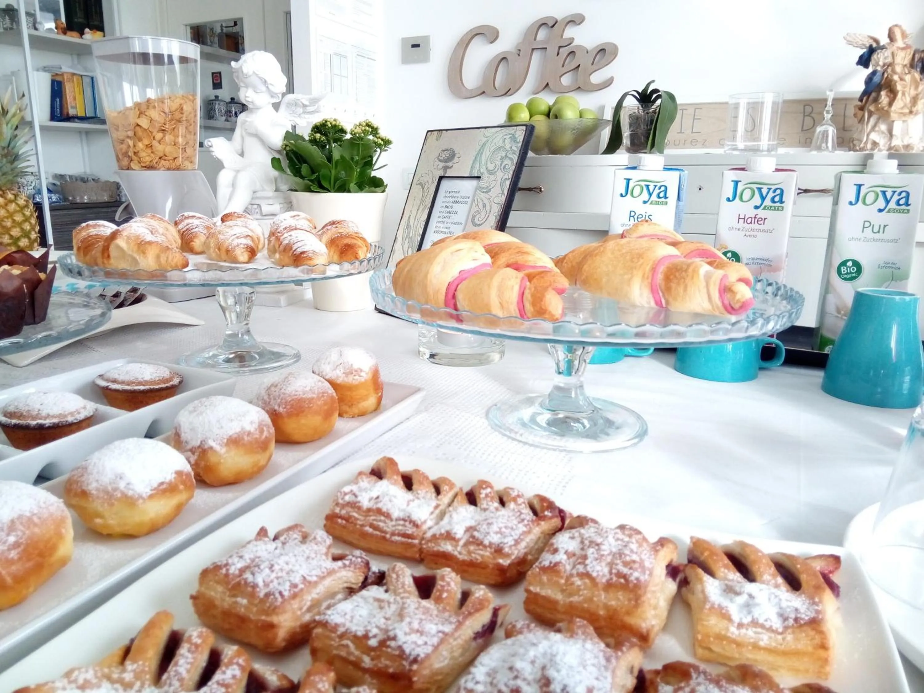 Buffet breakfast in Hotel Madalù