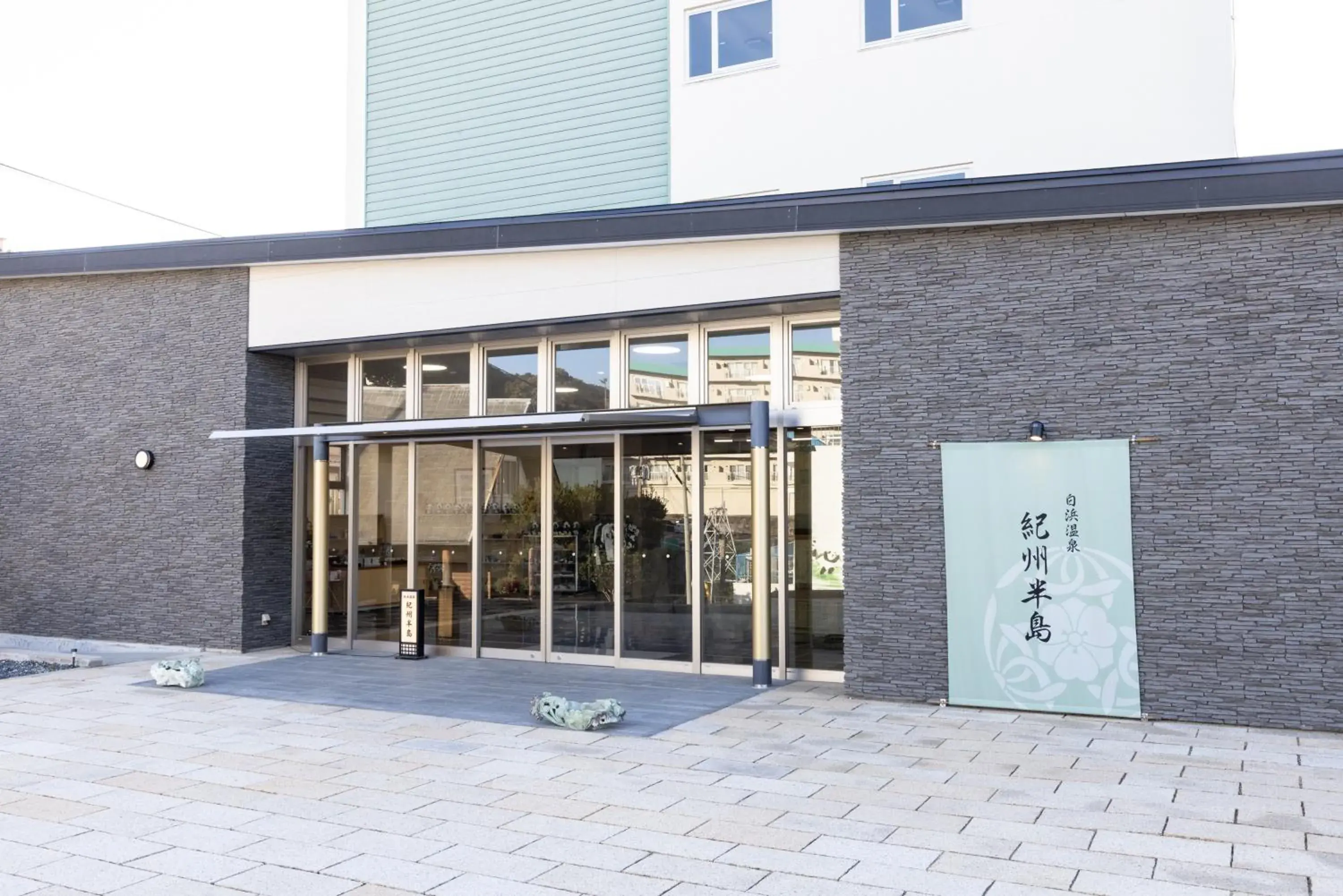 Property building in Shirahama Onsen Kisyu Hanto Property building in Shirahama Onsen Kisyu Hanto