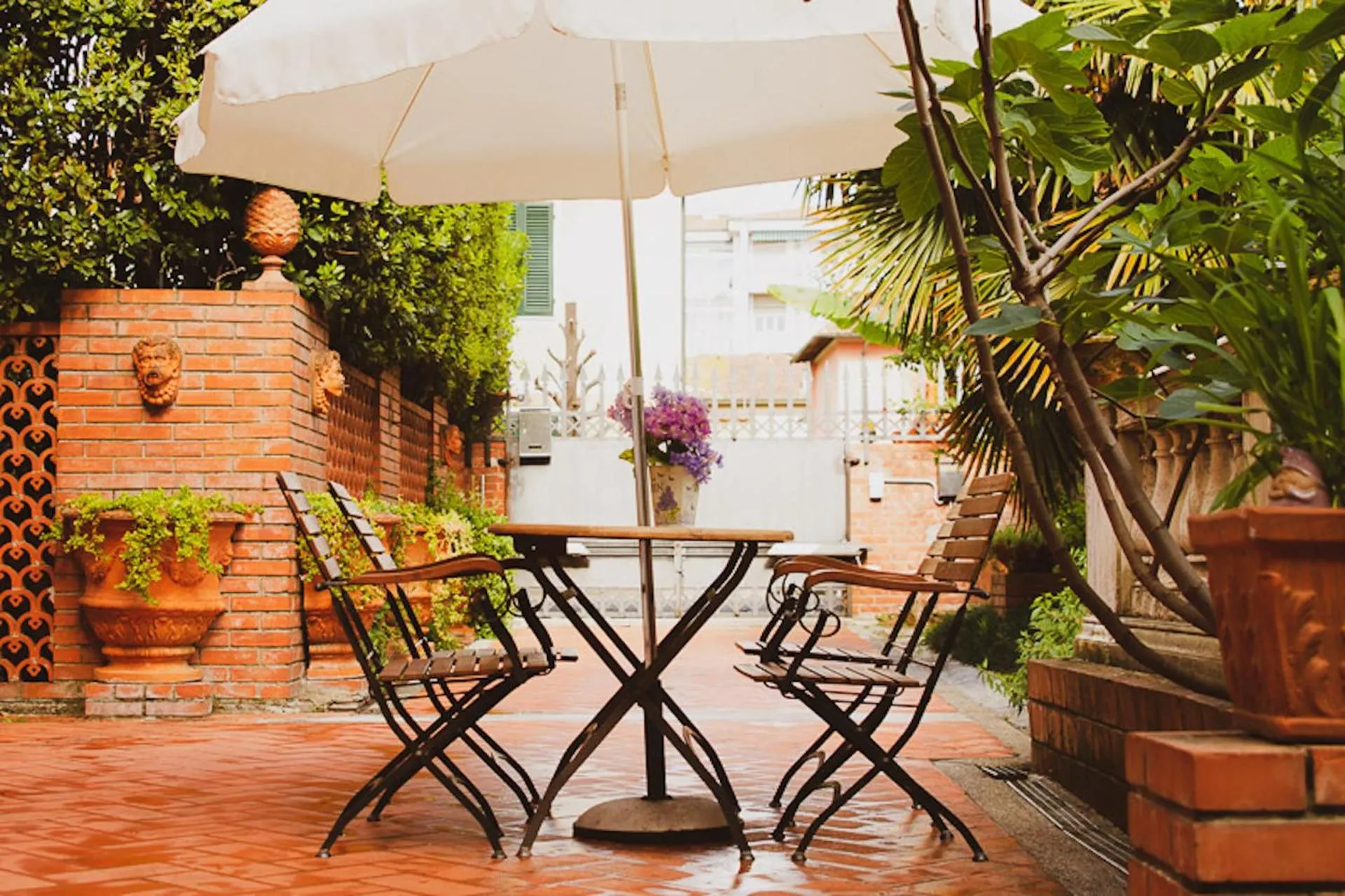 Facade/entrance in Il Villino