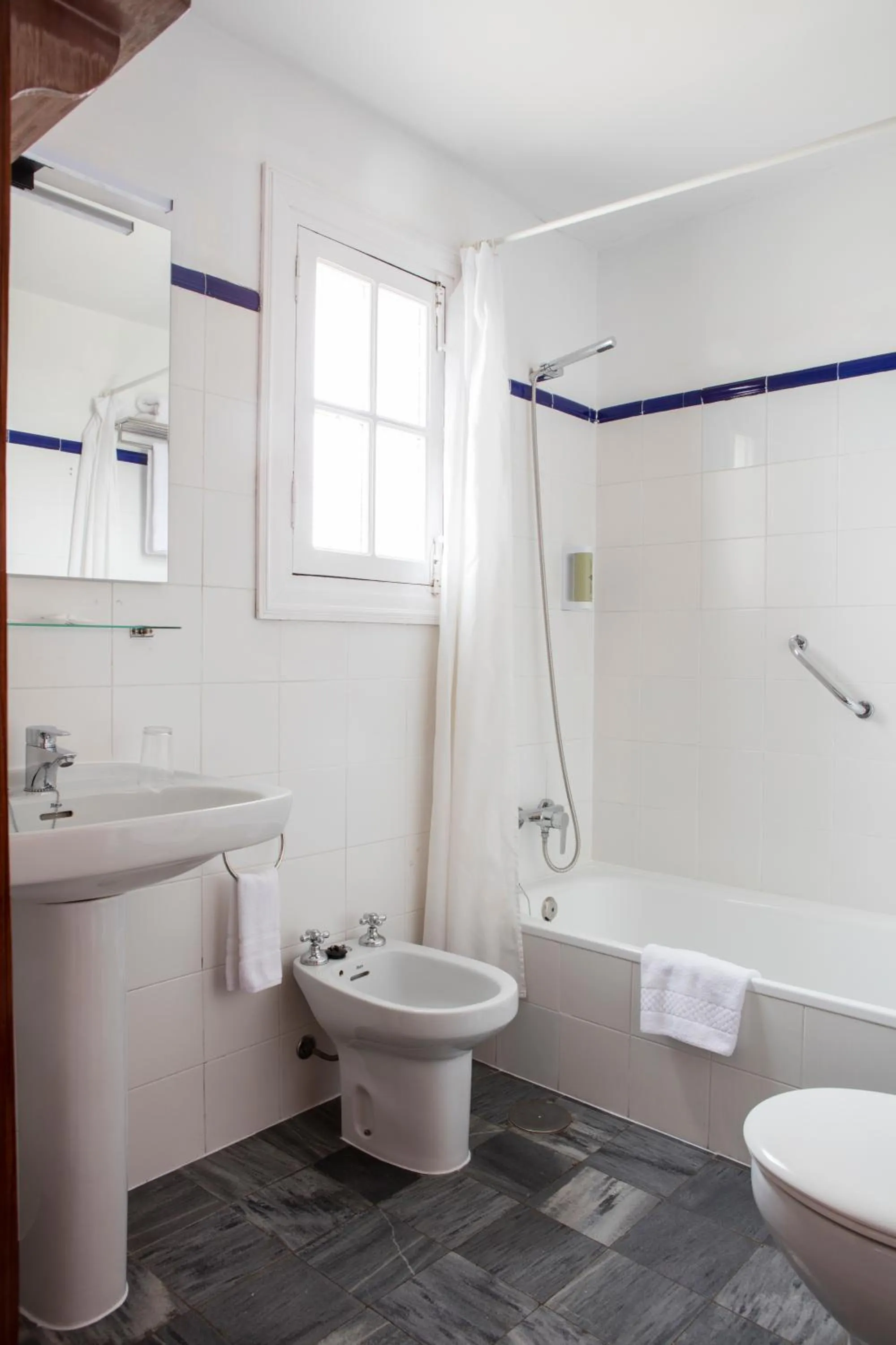 Toilet in Hotel Tugasa Convento San Francisco