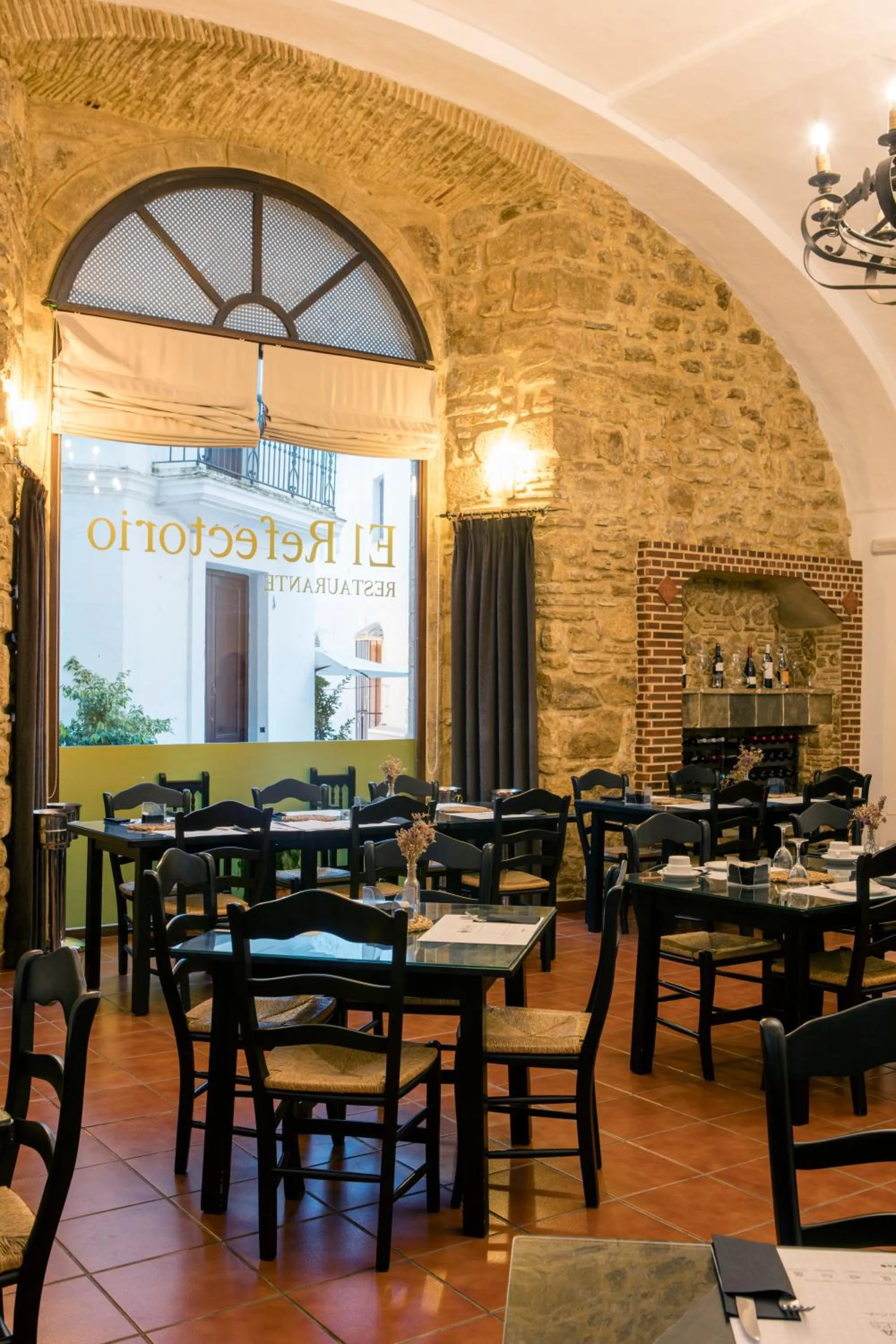 Restaurant/places to eat in Hotel Tugasa Convento San Francisco