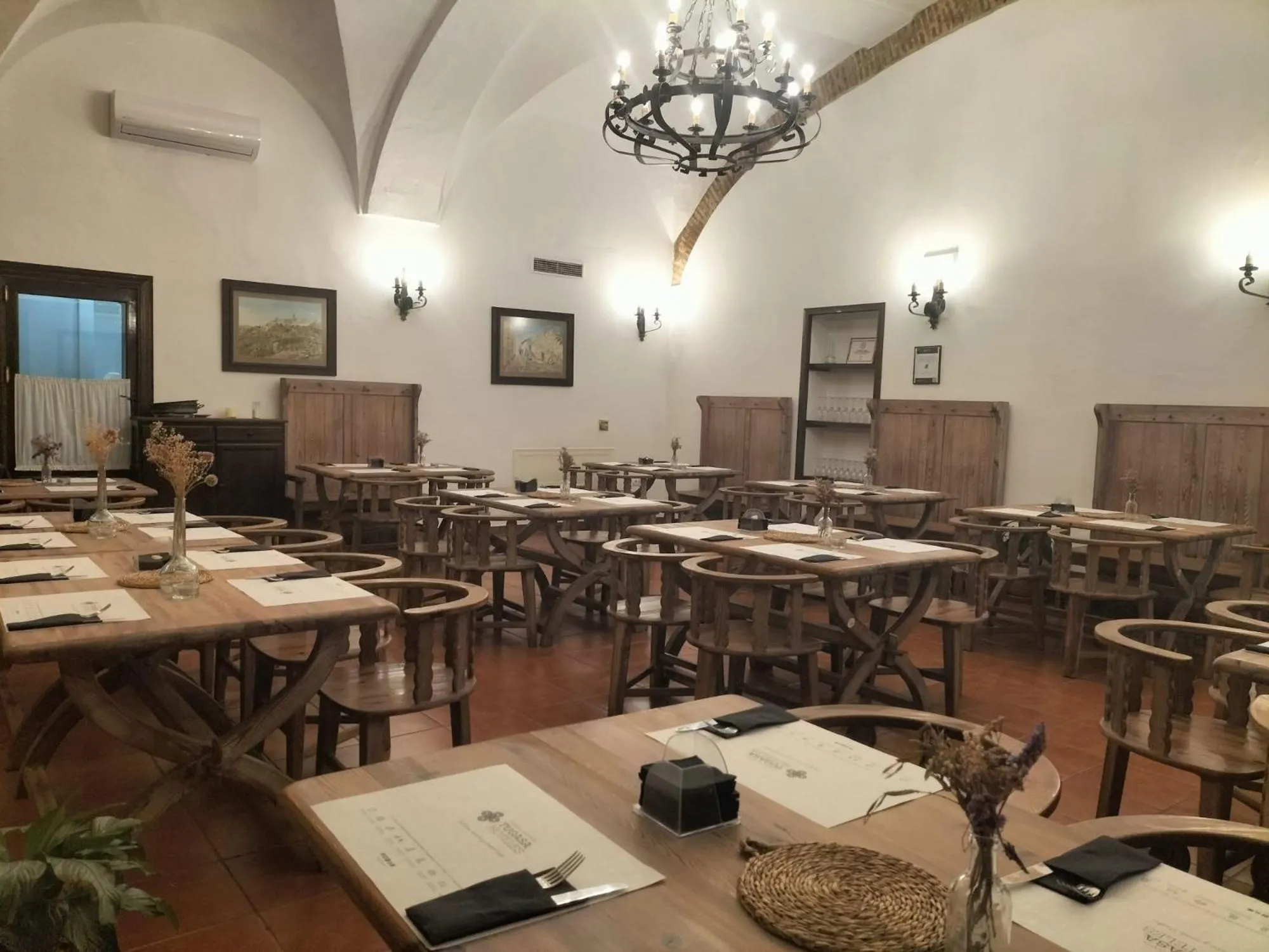 Restaurant/places to eat in Hotel Tugasa Convento San Francisco