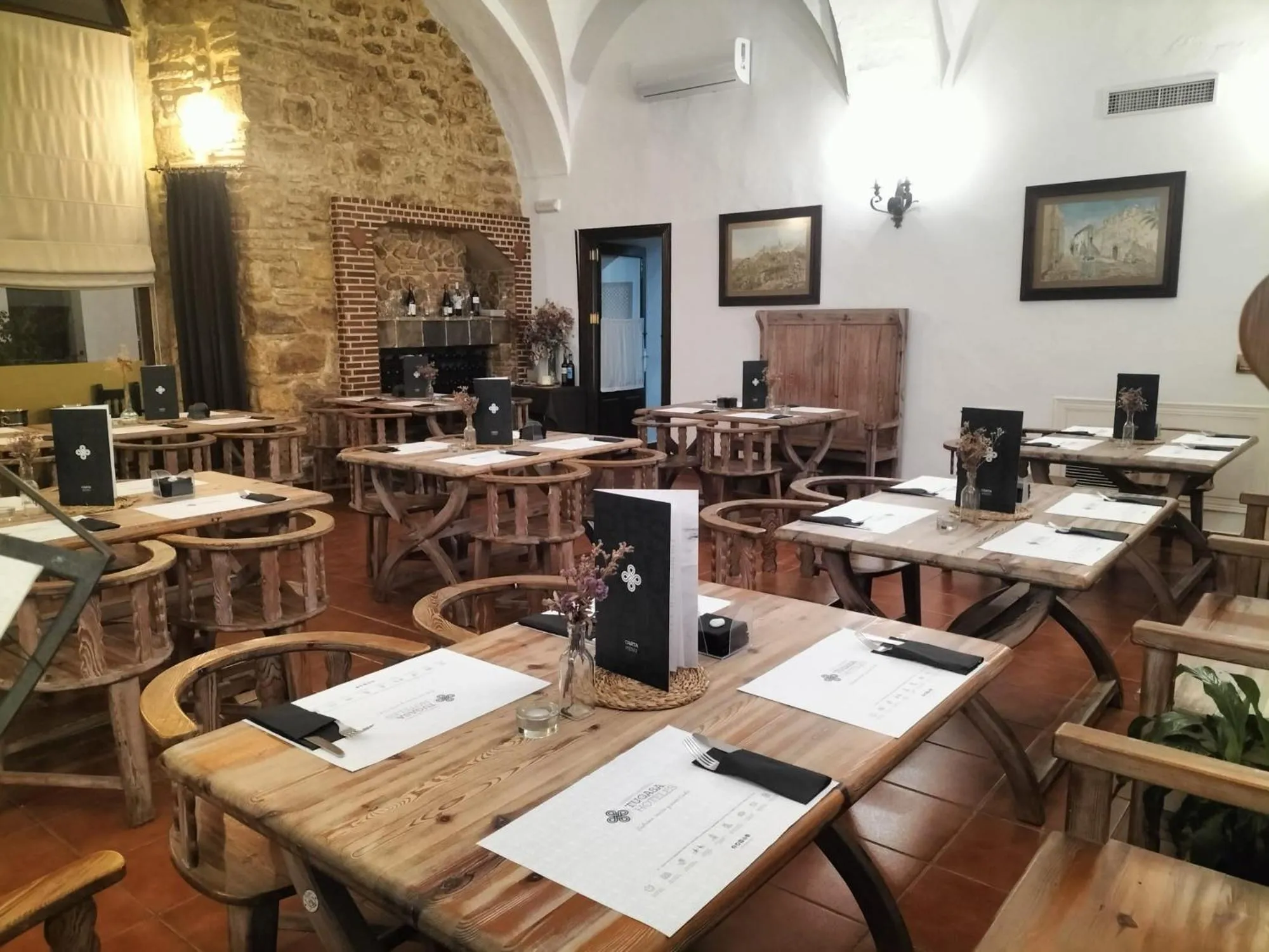 Restaurant/places to eat in Hotel Tugasa Convento San Francisco
