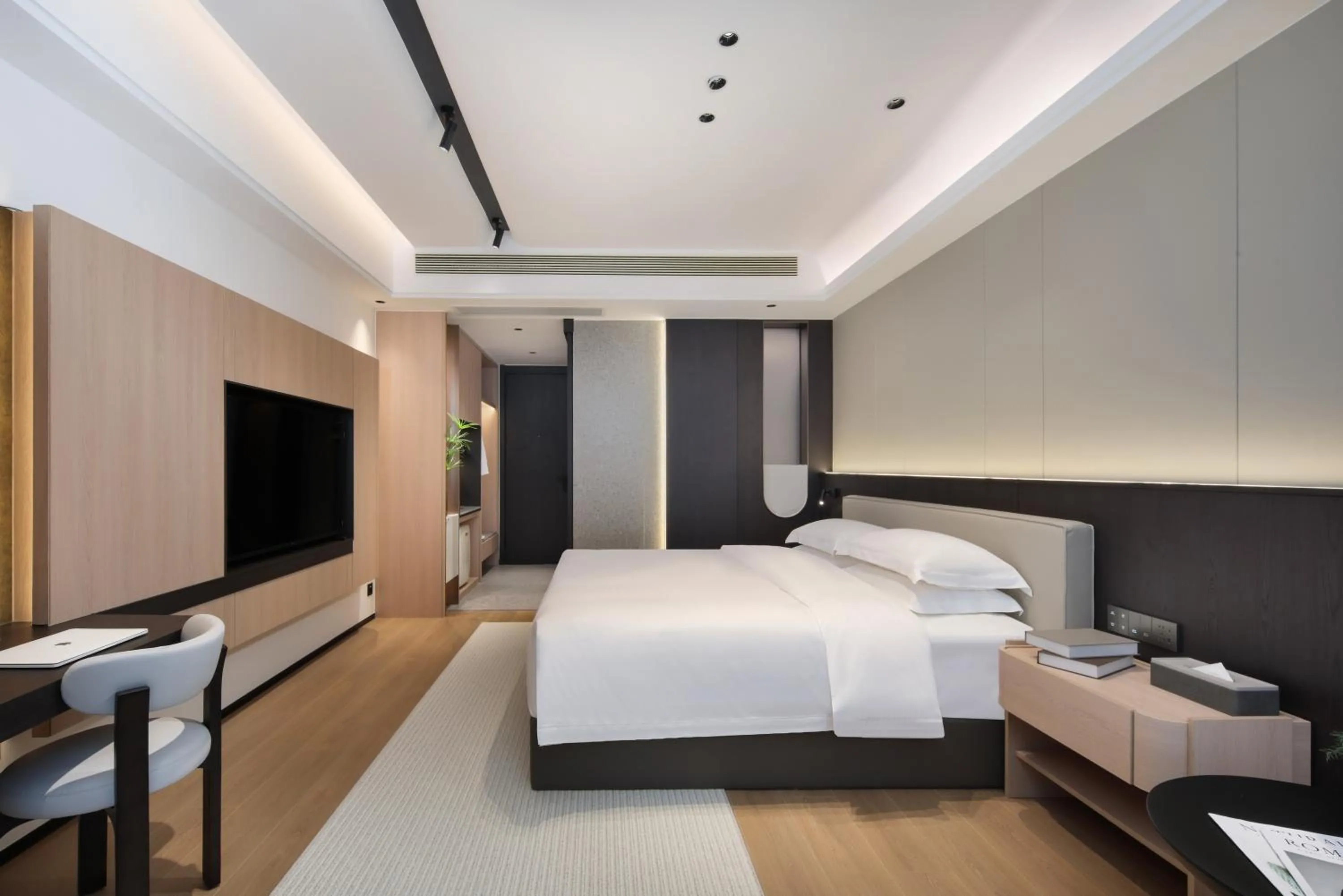 Bed in Guilin Mingjiang Hotel