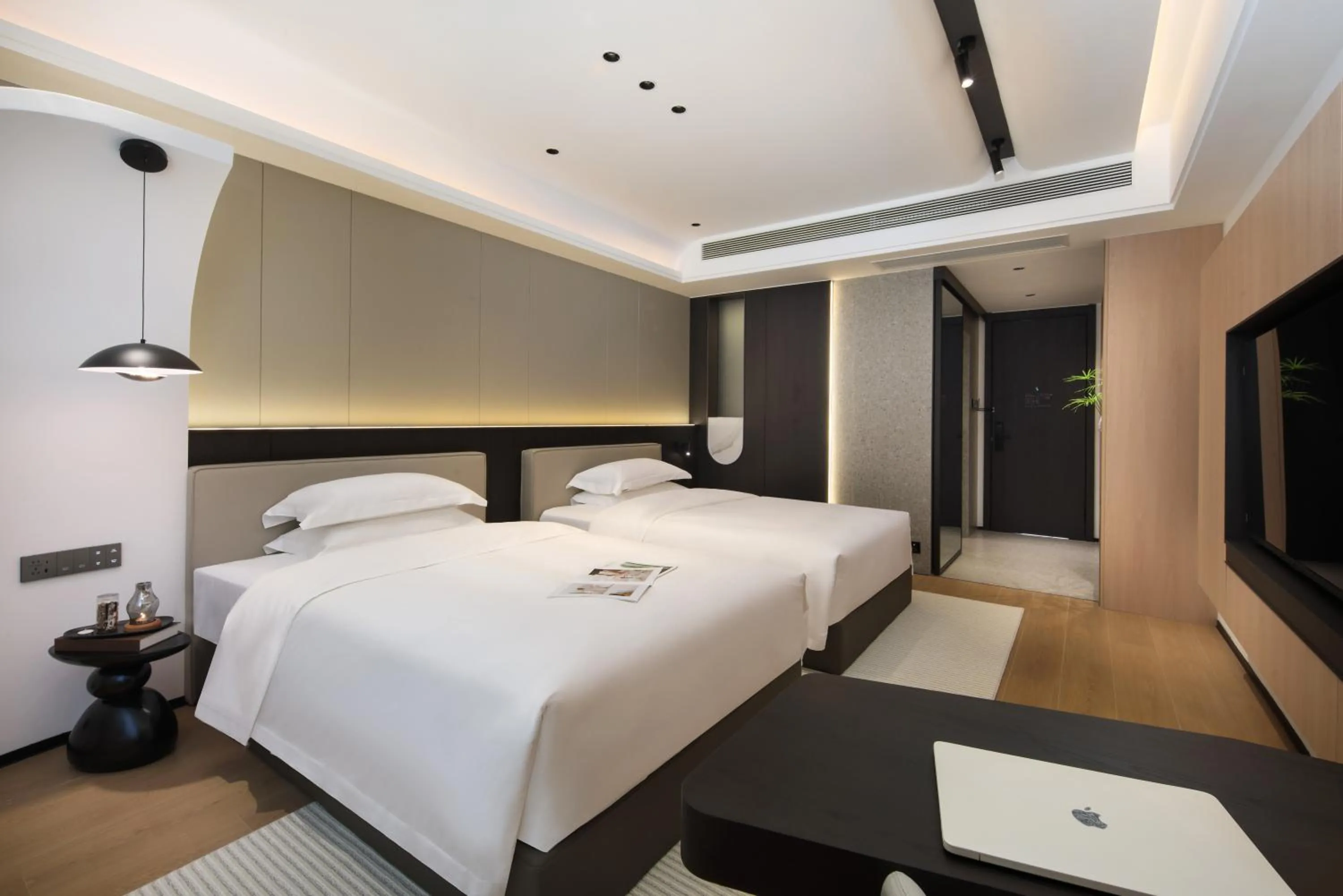 Bed in Guilin Mingjiang Hotel