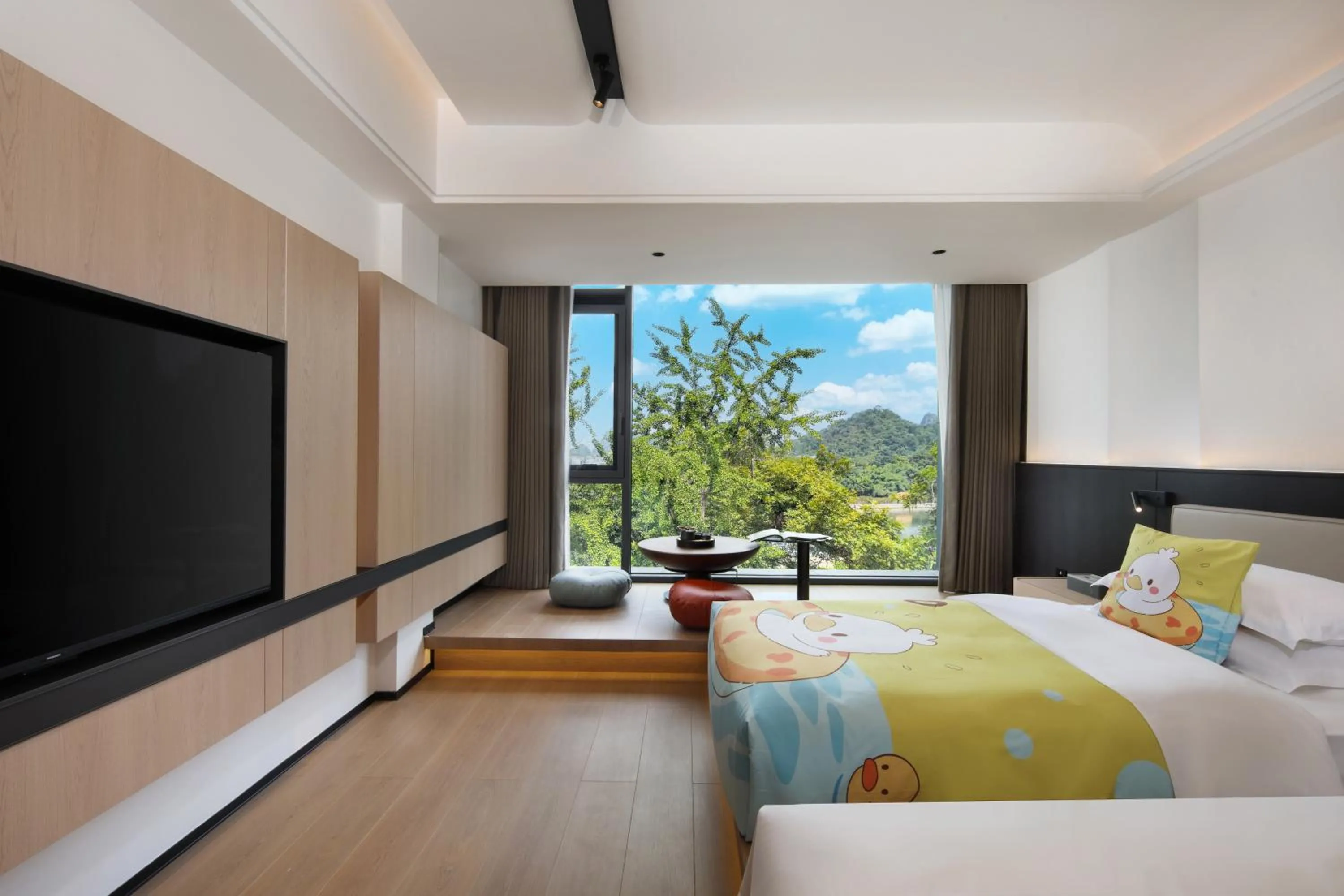 Bed in Guilin Mingjiang Hotel