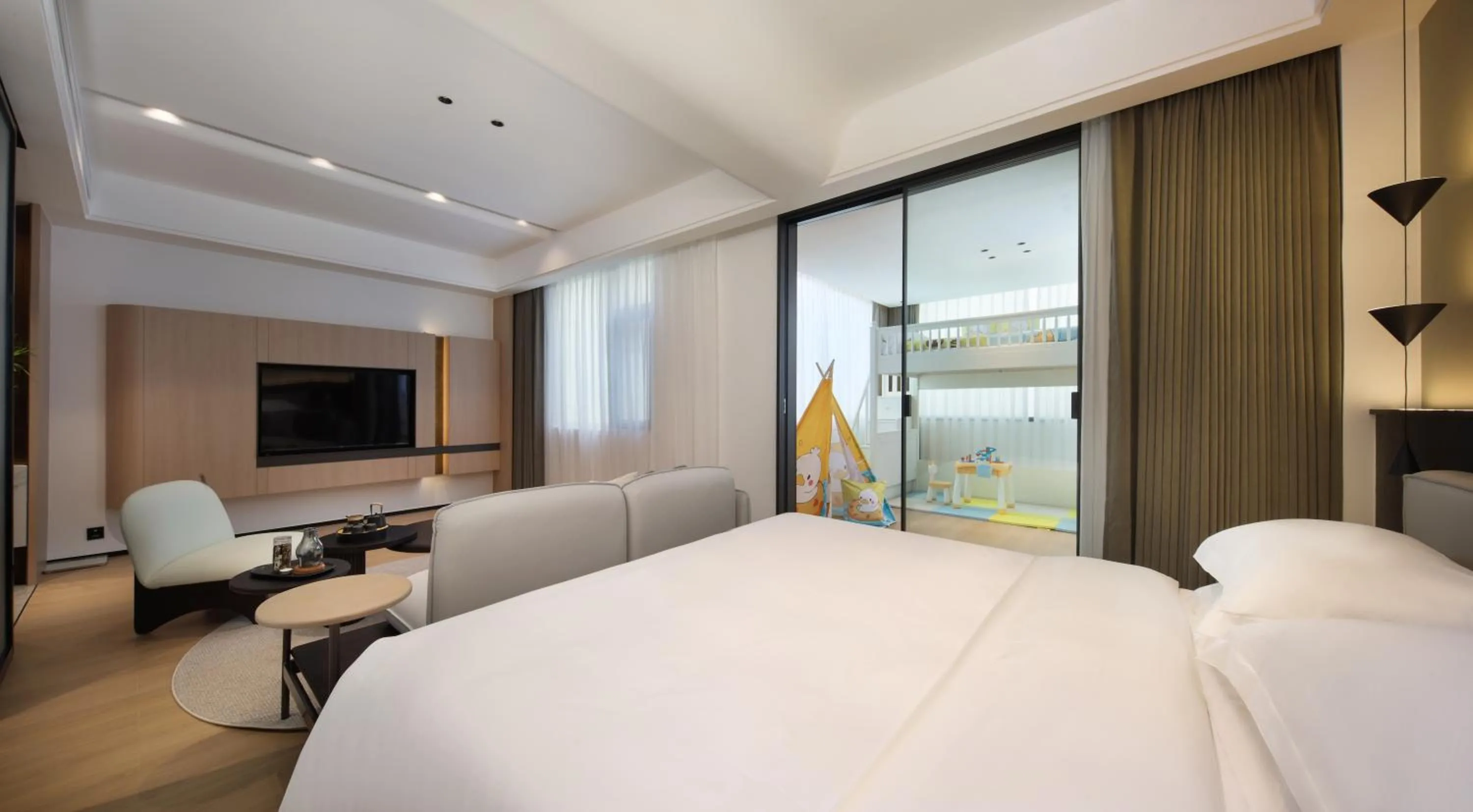 Bed in Guilin Mingjiang Hotel