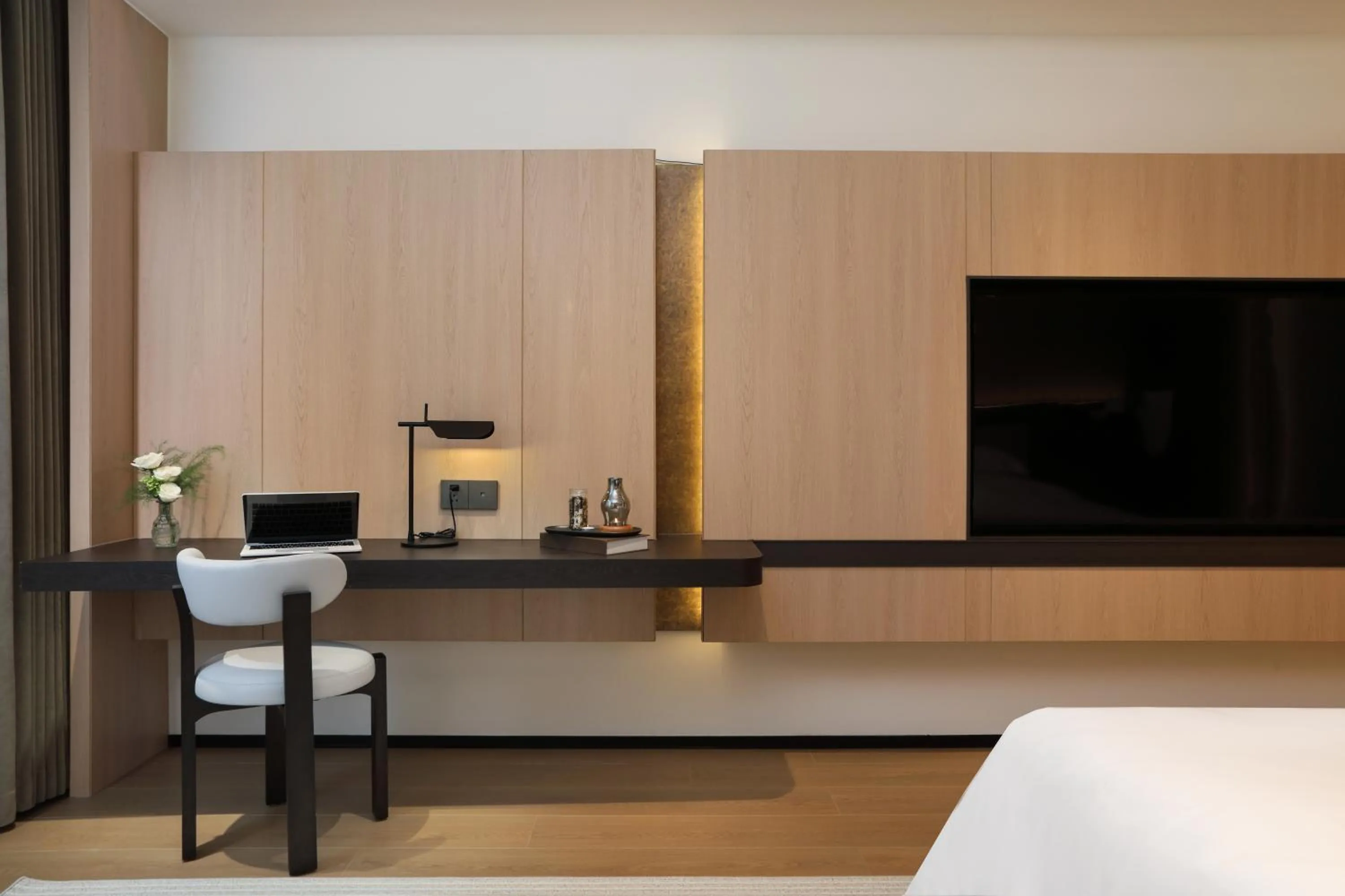 Bed in Guilin Mingjiang Hotel