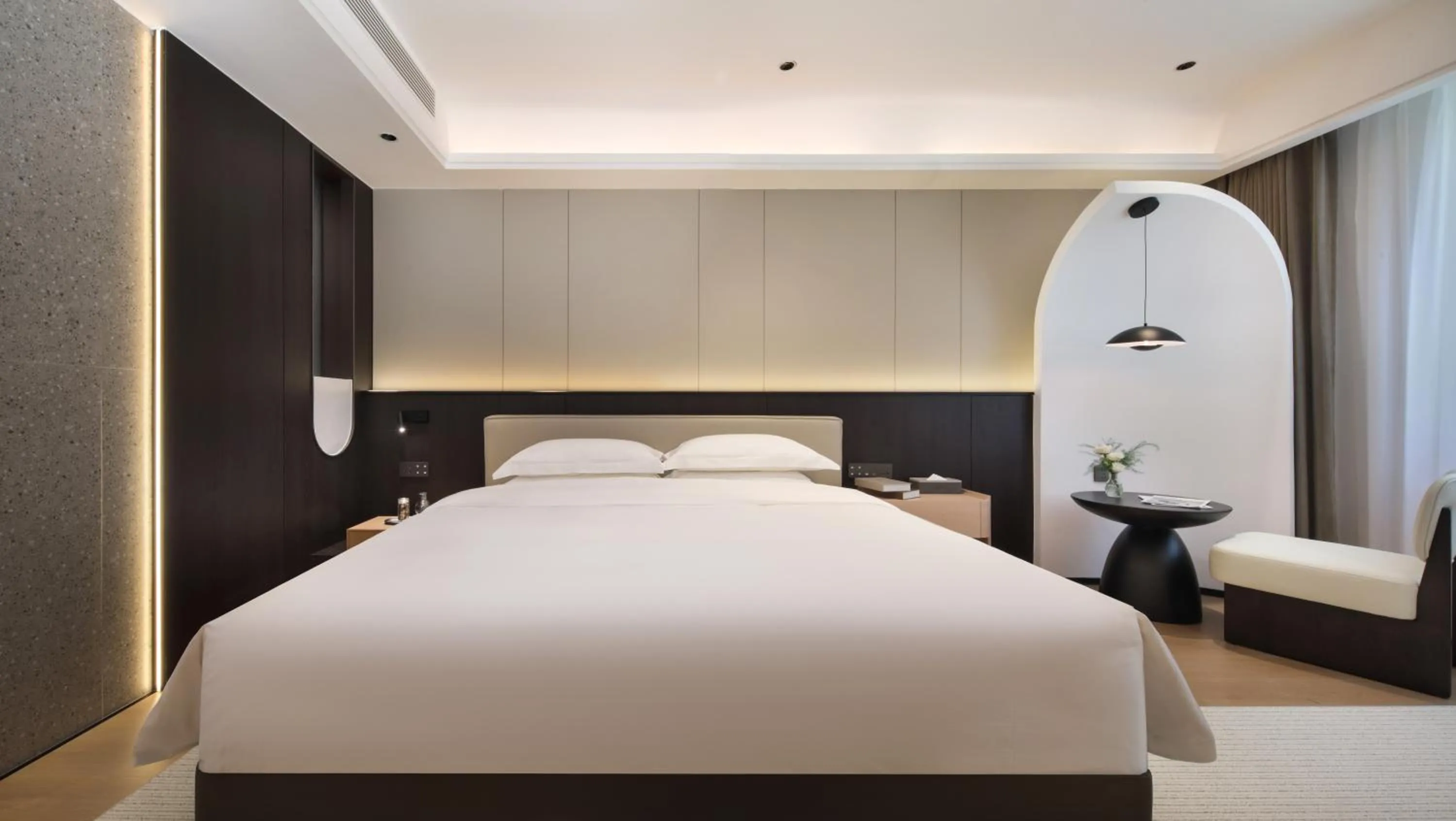 Bed in Guilin Mingjiang Hotel