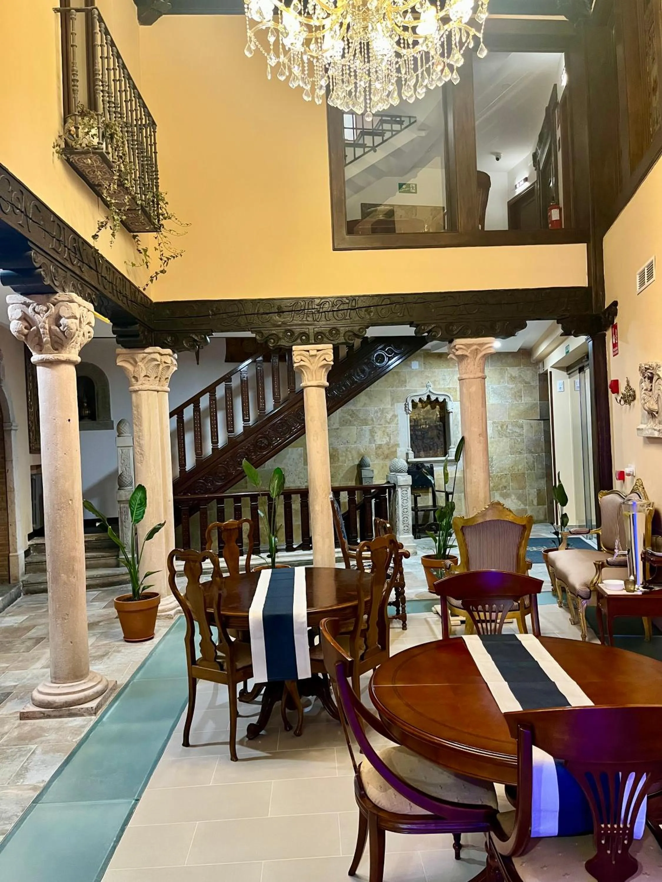 Restaurant/places to eat in Hotel Boutique Casón De Los López