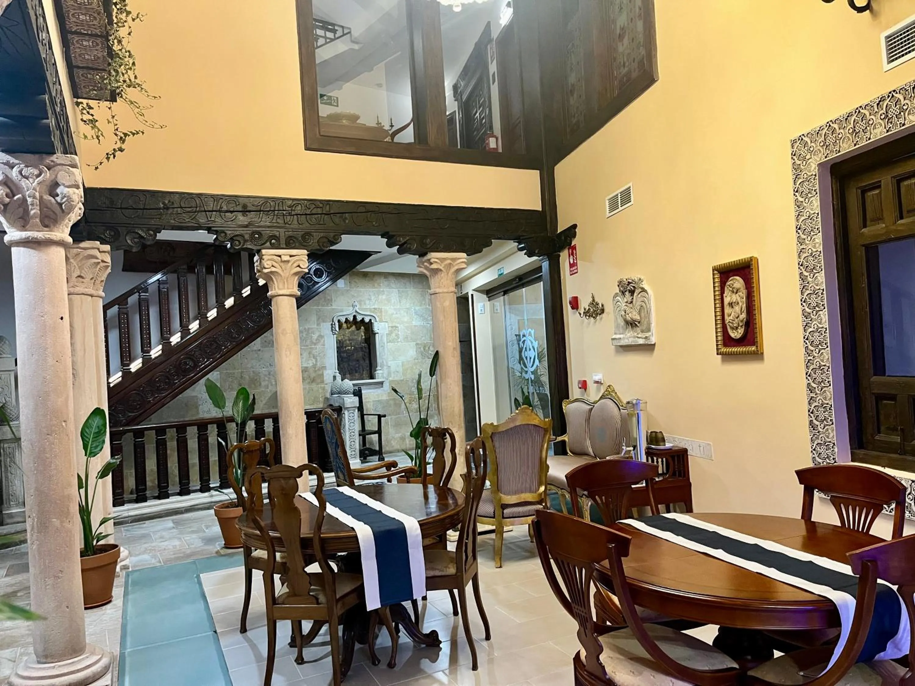 Restaurant/places to eat in Hotel Boutique Casón De Los López