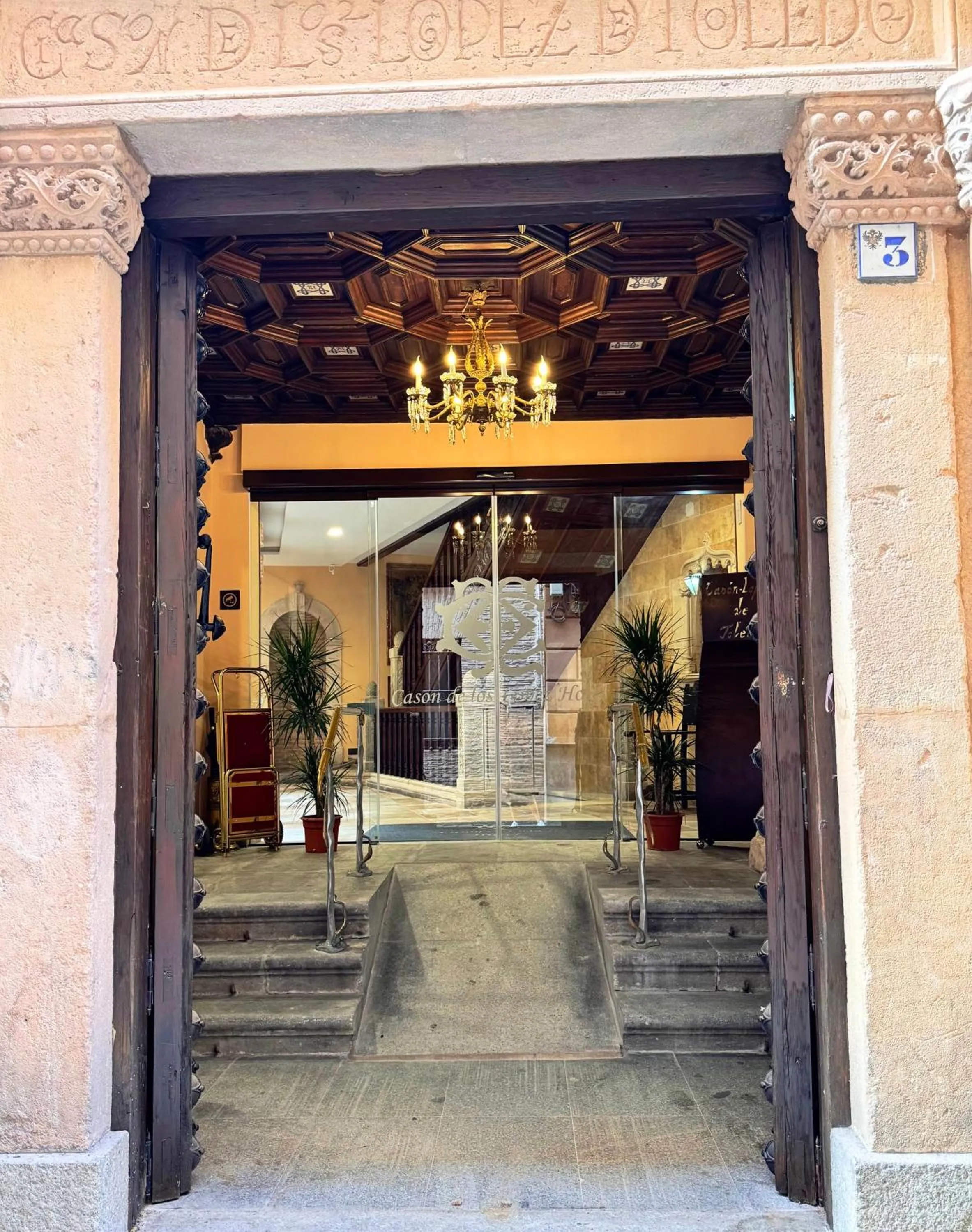 Facade/entrance in Hotel Boutique Casón De Los López