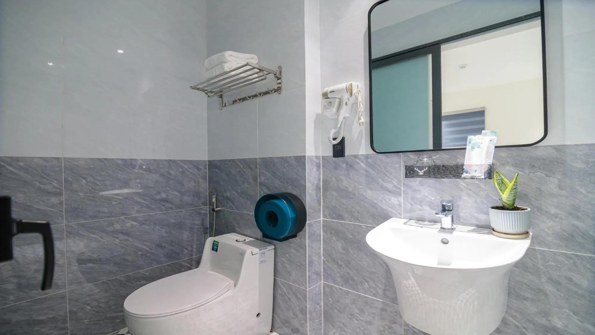 Deluxe Suite in Bin Bin Hotel 17 Near GS Metro City