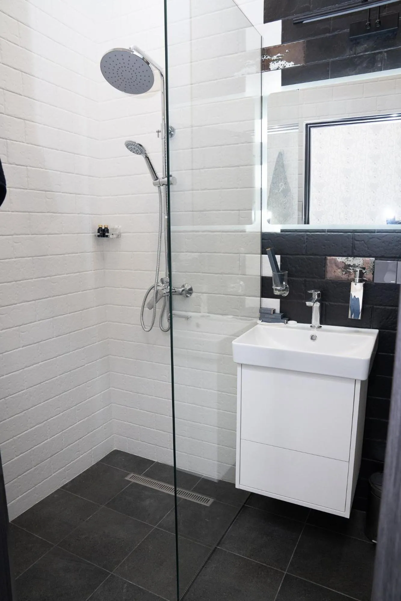 Shower in Prime Suites Hotel