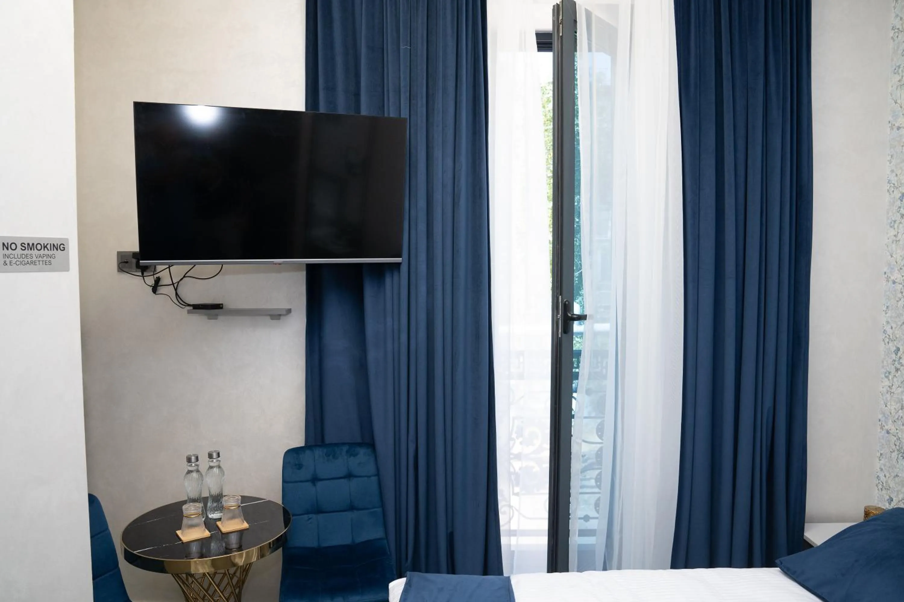 TV and multimedia, Bed in Prime Suites Hotel