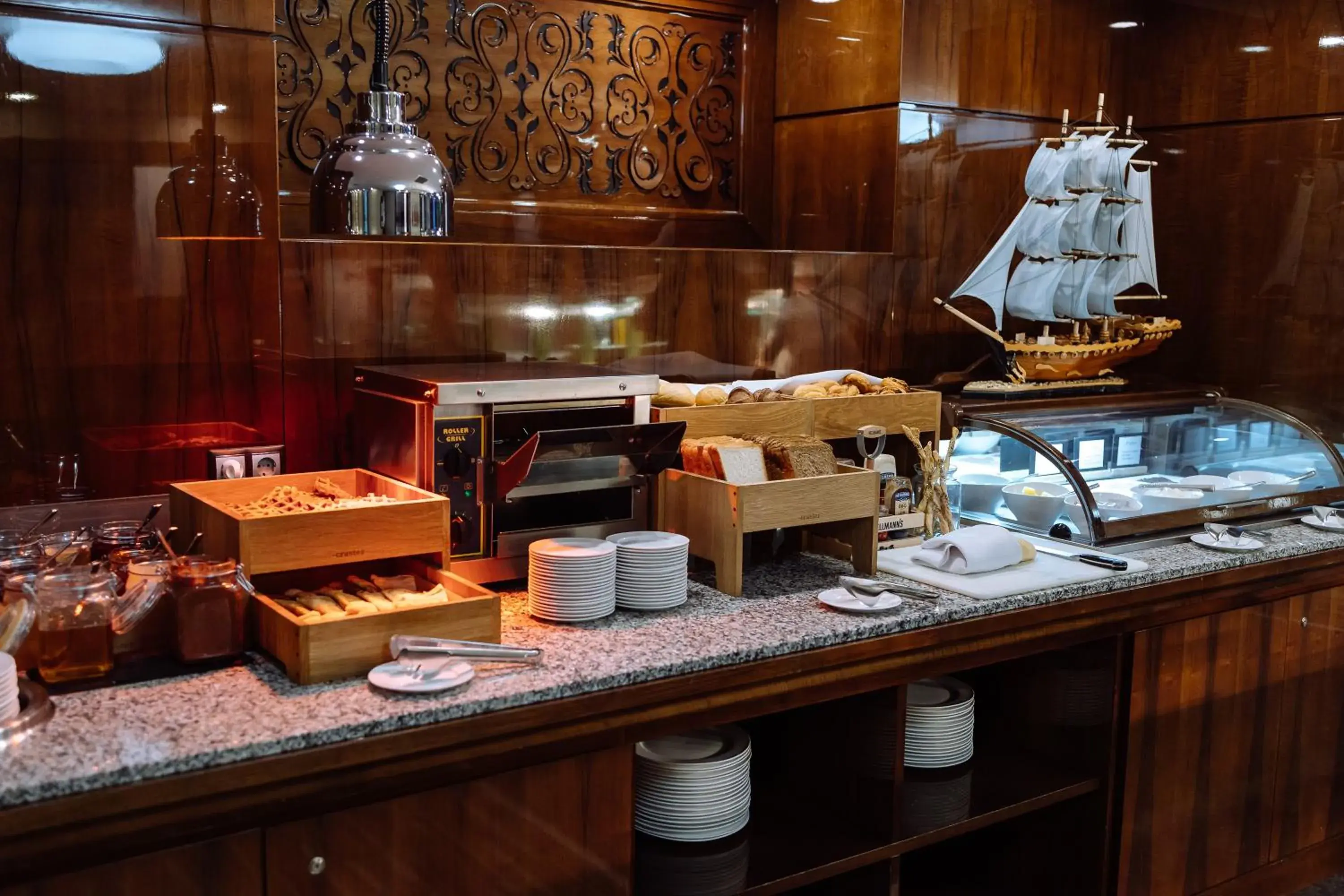 Restaurant/places to eat in Holiday Inn Aktau by IHG Restaurant/places to eat in Holiday Inn Aktau by IHG