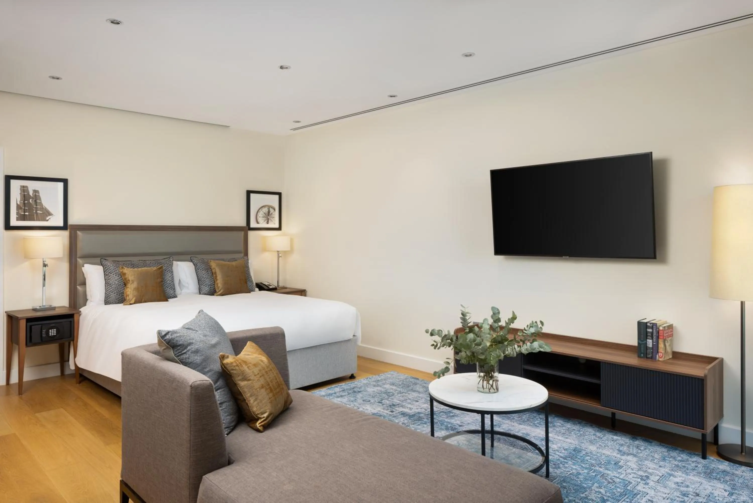 Living room, Bed in InterContinental London - The O2