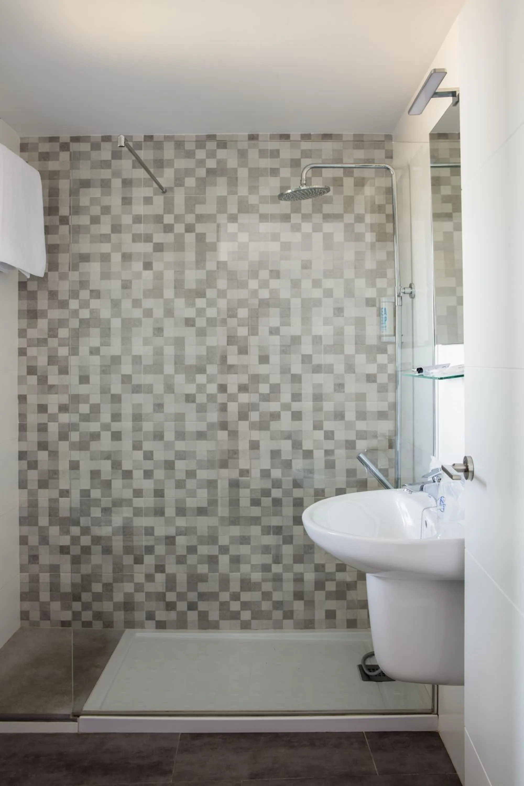 Toilet in Hotel Tugasa Arco de la Villa