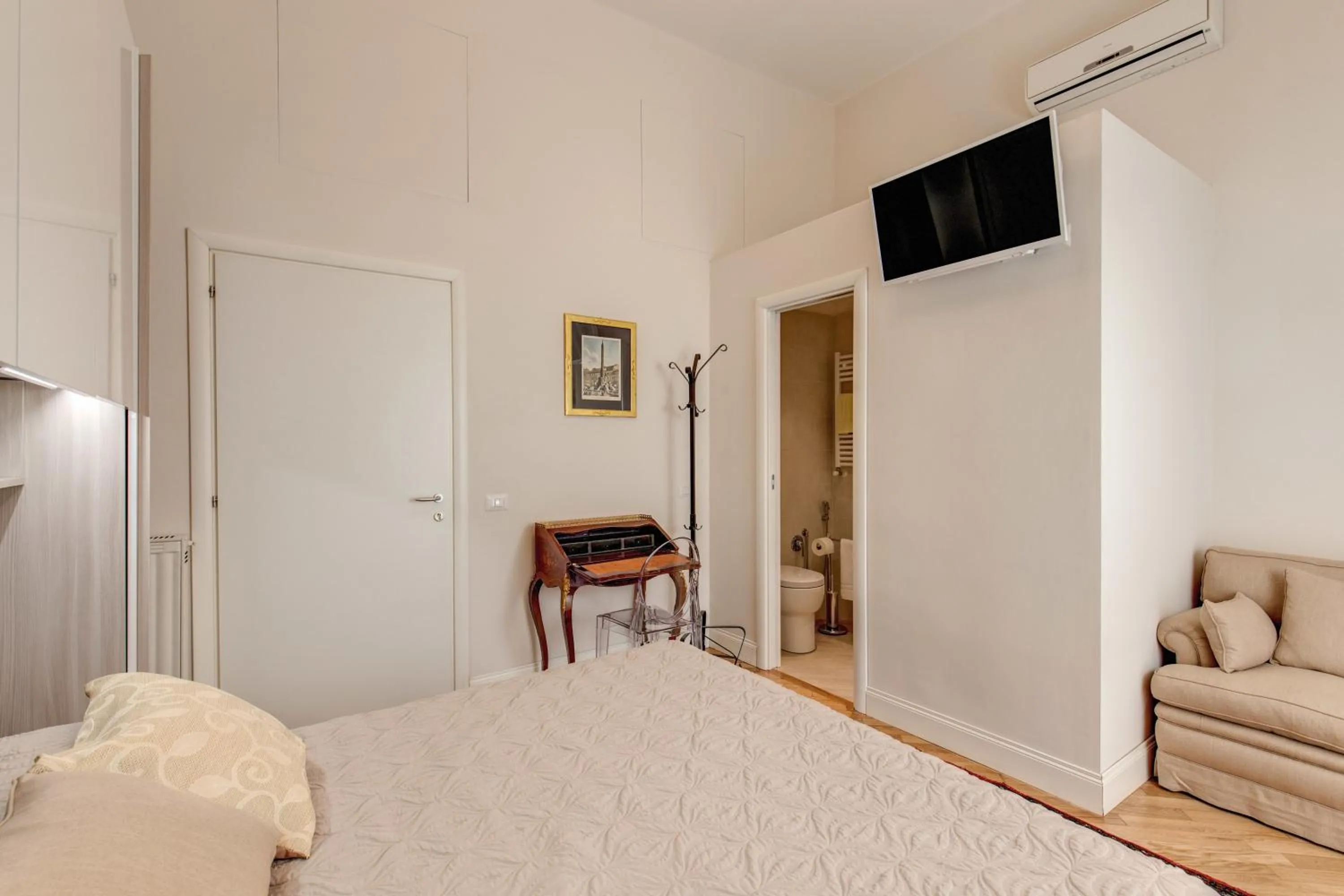 Decorative detail, Bed in Casa Claudia Giulio Cesare