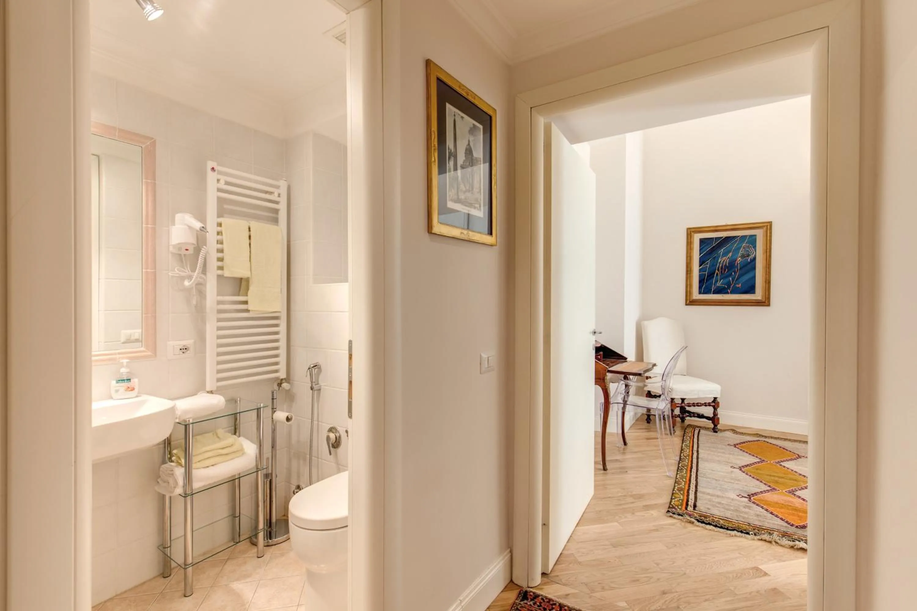 Decorative detail in Casa Claudia Giulio Cesare