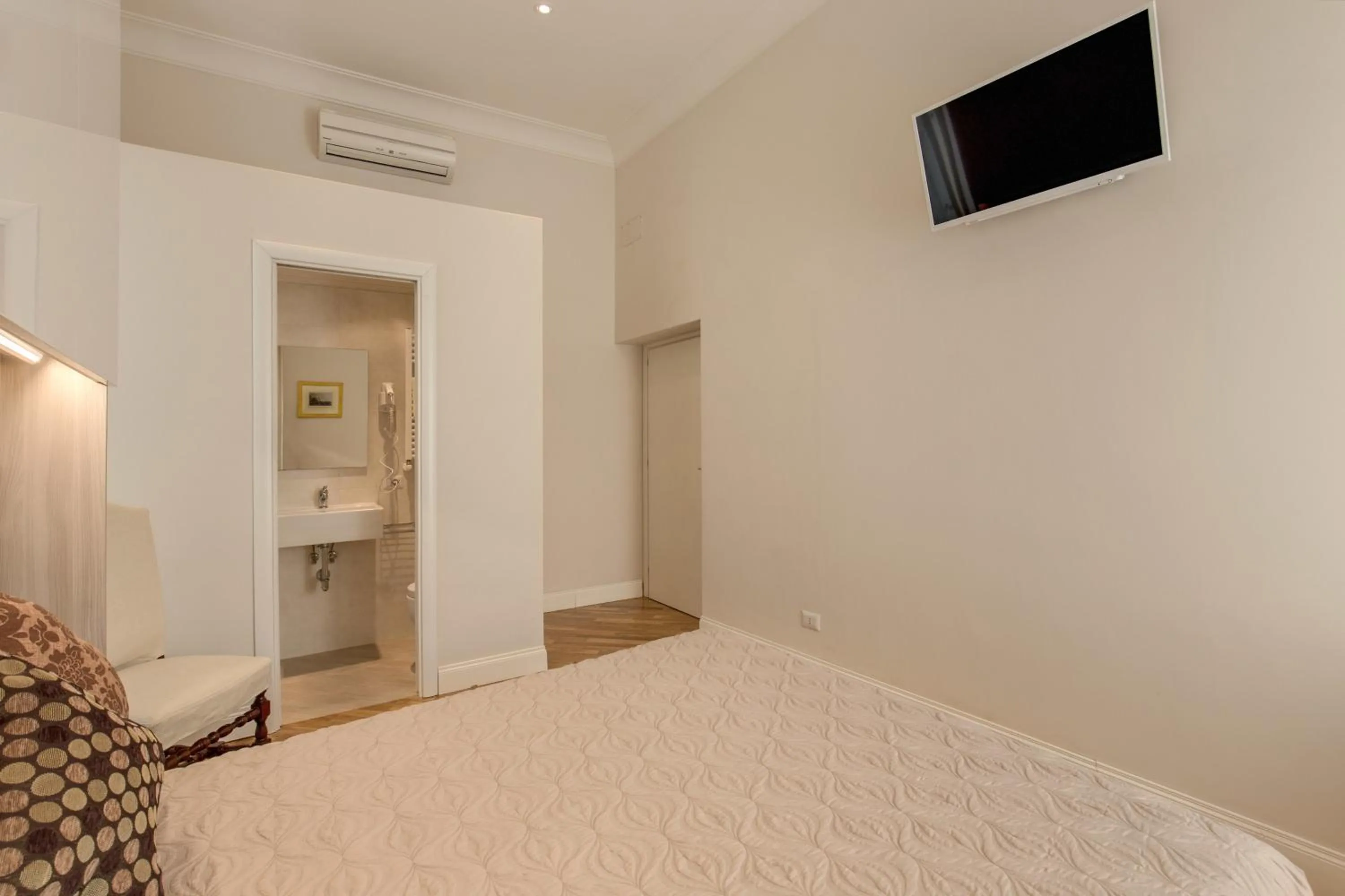 Photo of the whole room, Bed in Casa Claudia Giulio Cesare