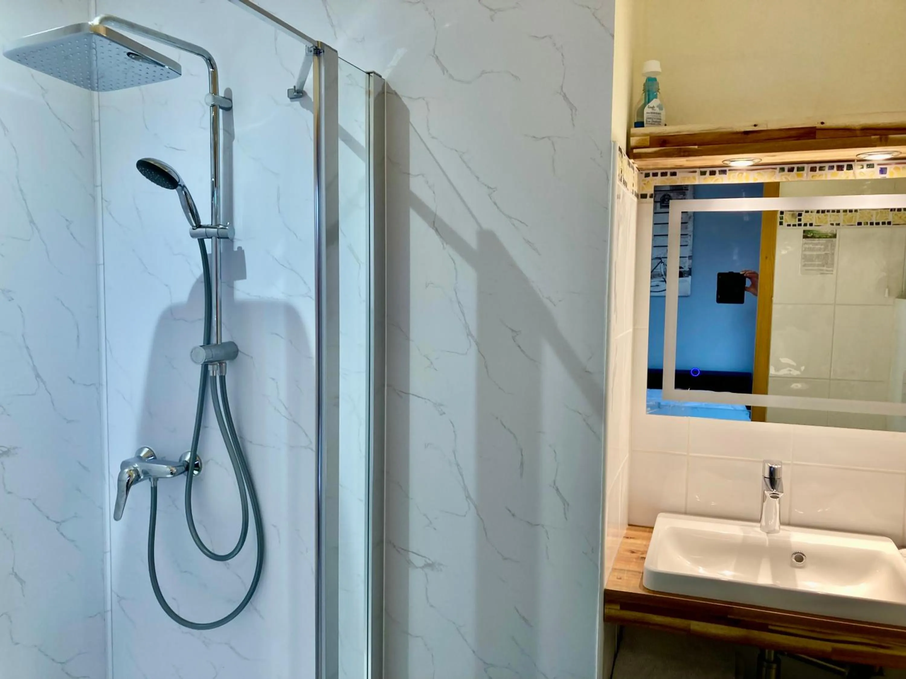 Shower in B&B-Les Balcons de Maragon