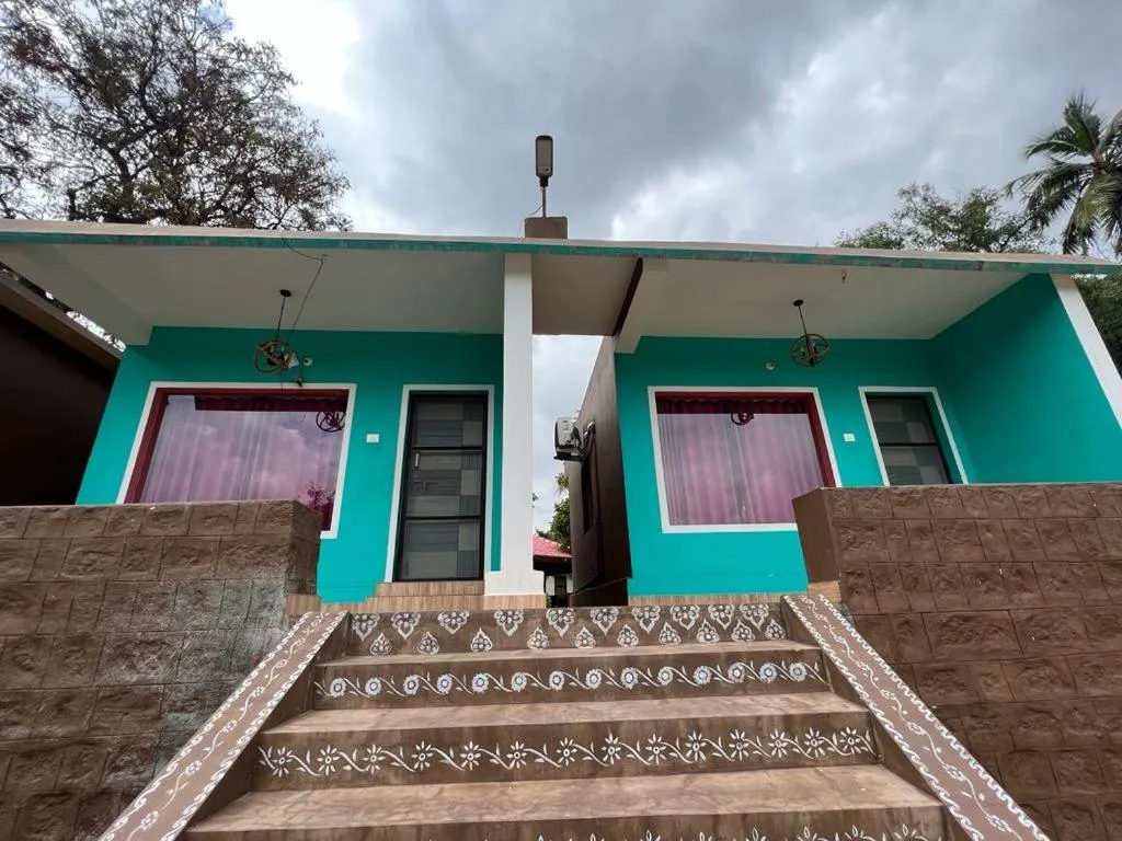 Leo Comforts river view Resort