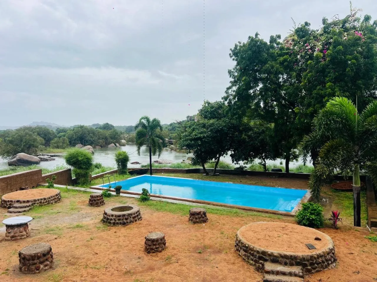 Leo Comforts river view Resort