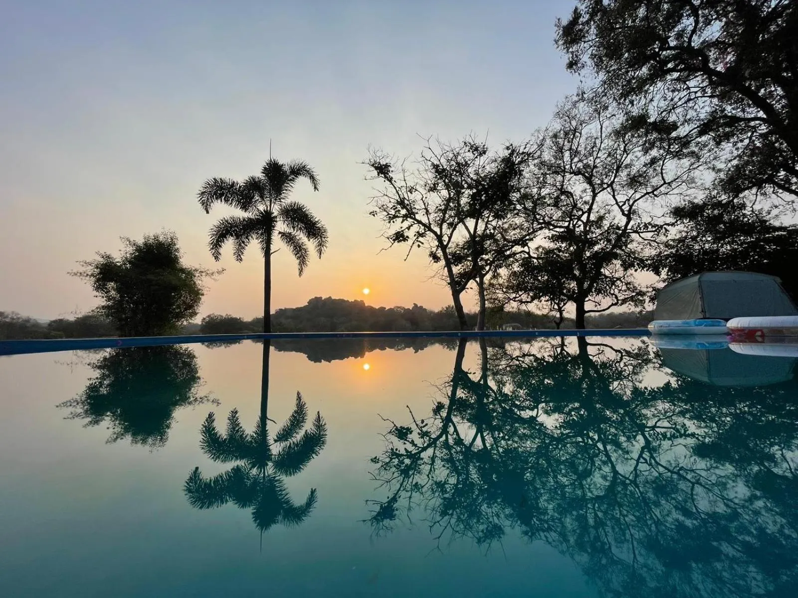 Leo Comforts river view Resort