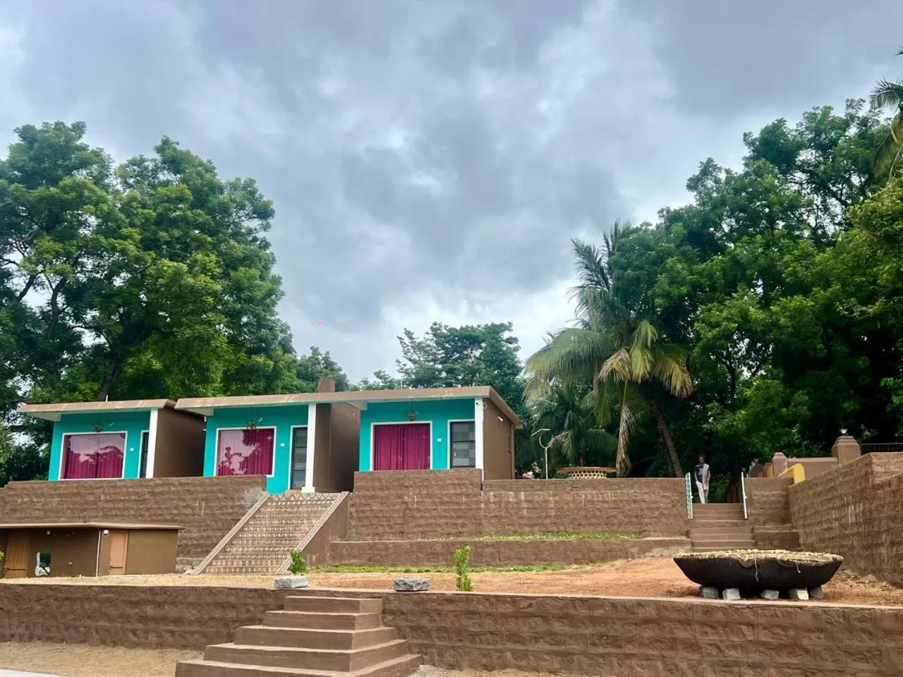 Leo Comforts river view Resort