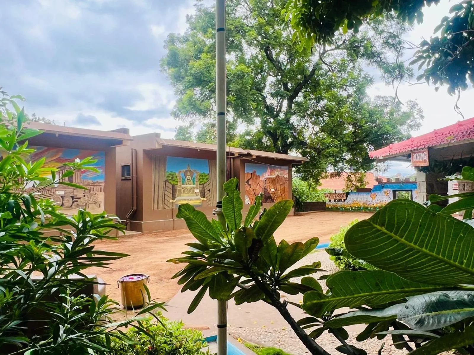 Leo Comforts river view Resort