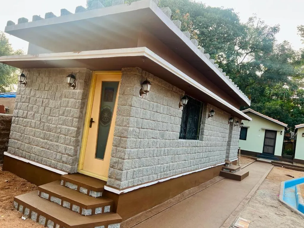 Leo Comforts river view Resort