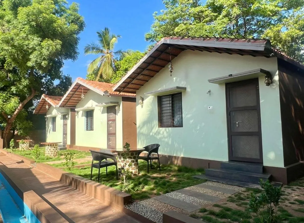 Leo Comforts river view Resort