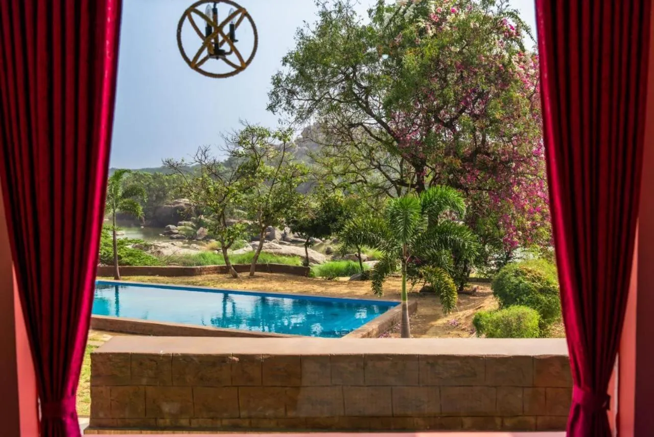 Leo Comforts river view Resort