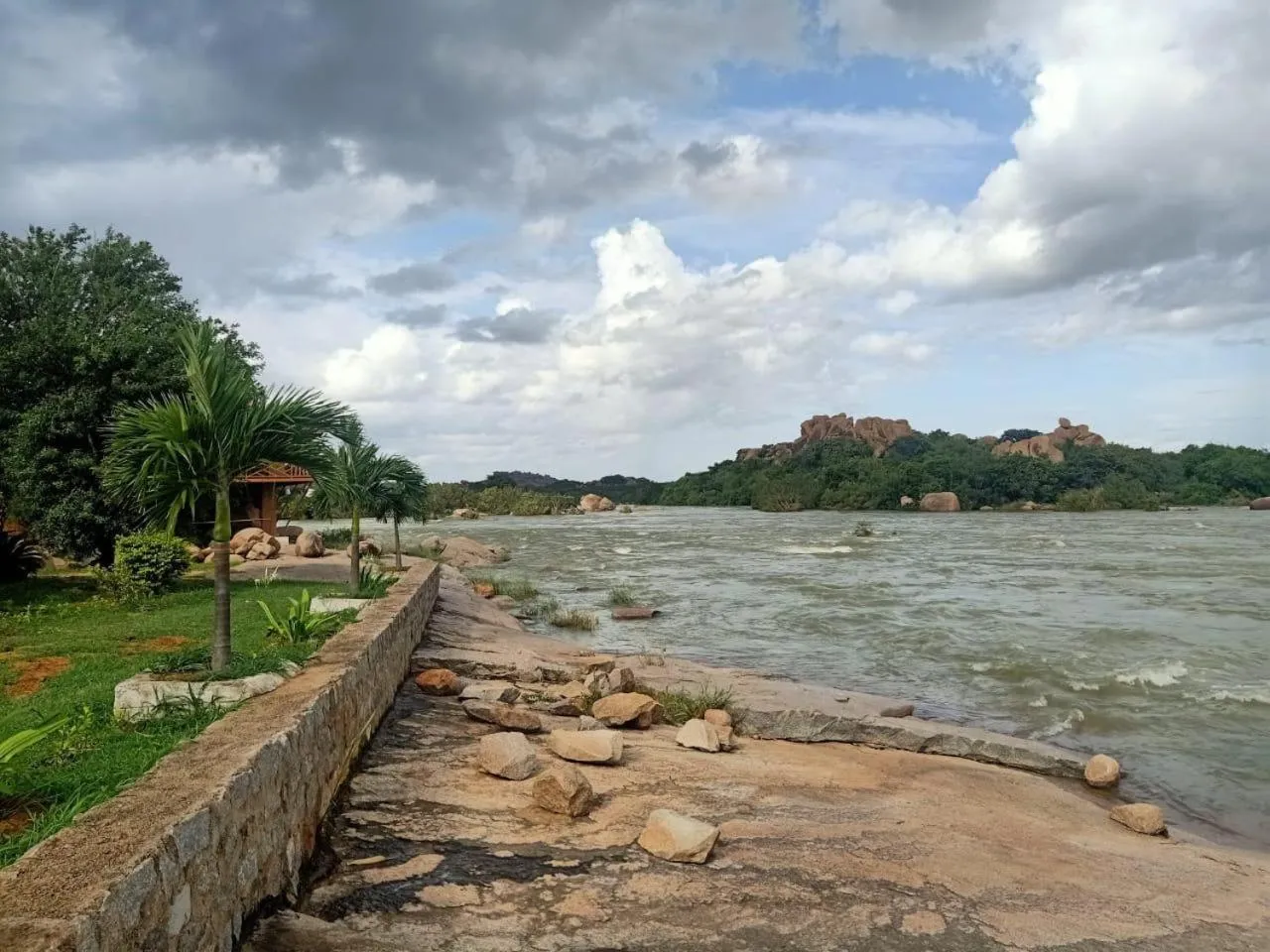 Leo Comforts river view Resort