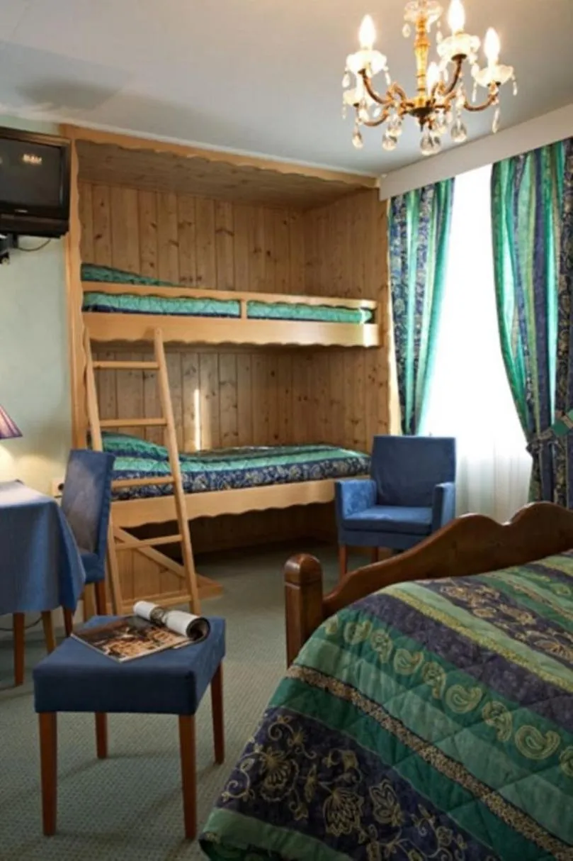 Bed in Logis Hôtel Restaurant Robichon