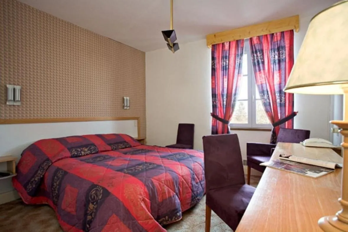 Bed in Logis Hôtel Restaurant Robichon