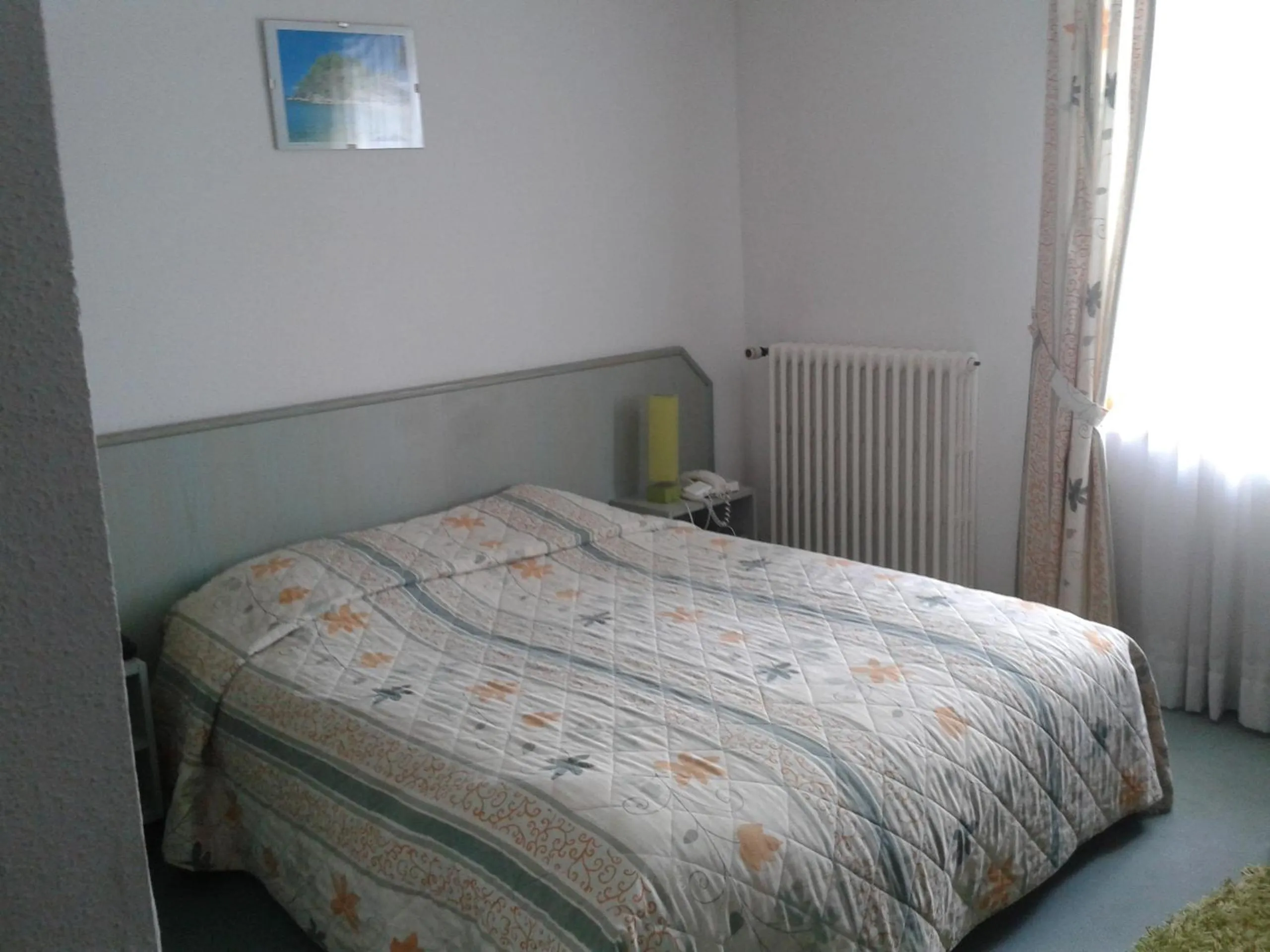 Bed in Logis Hôtel Restaurant Robichon