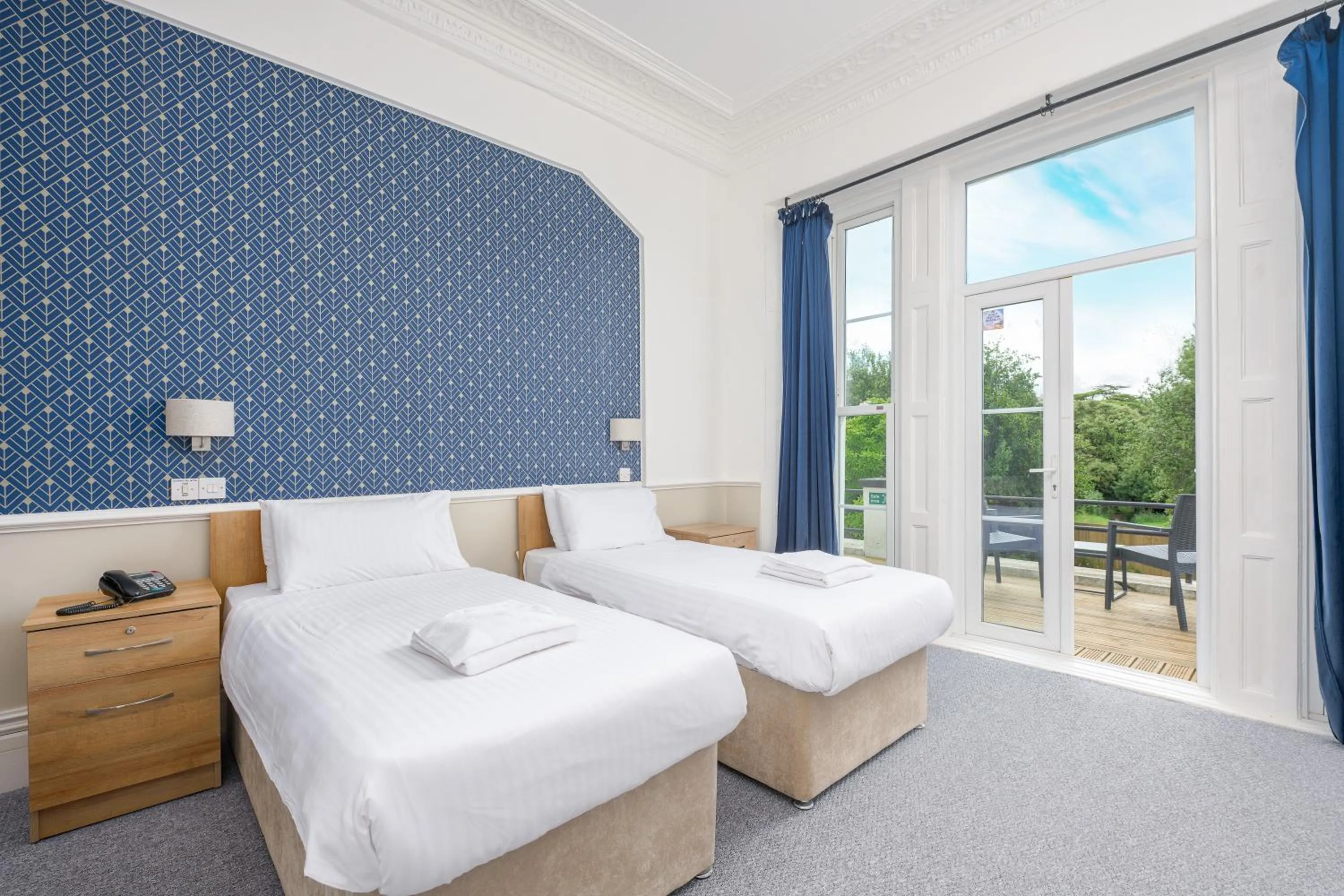 Bedroom, Bed in Abbey Lawn Hotel