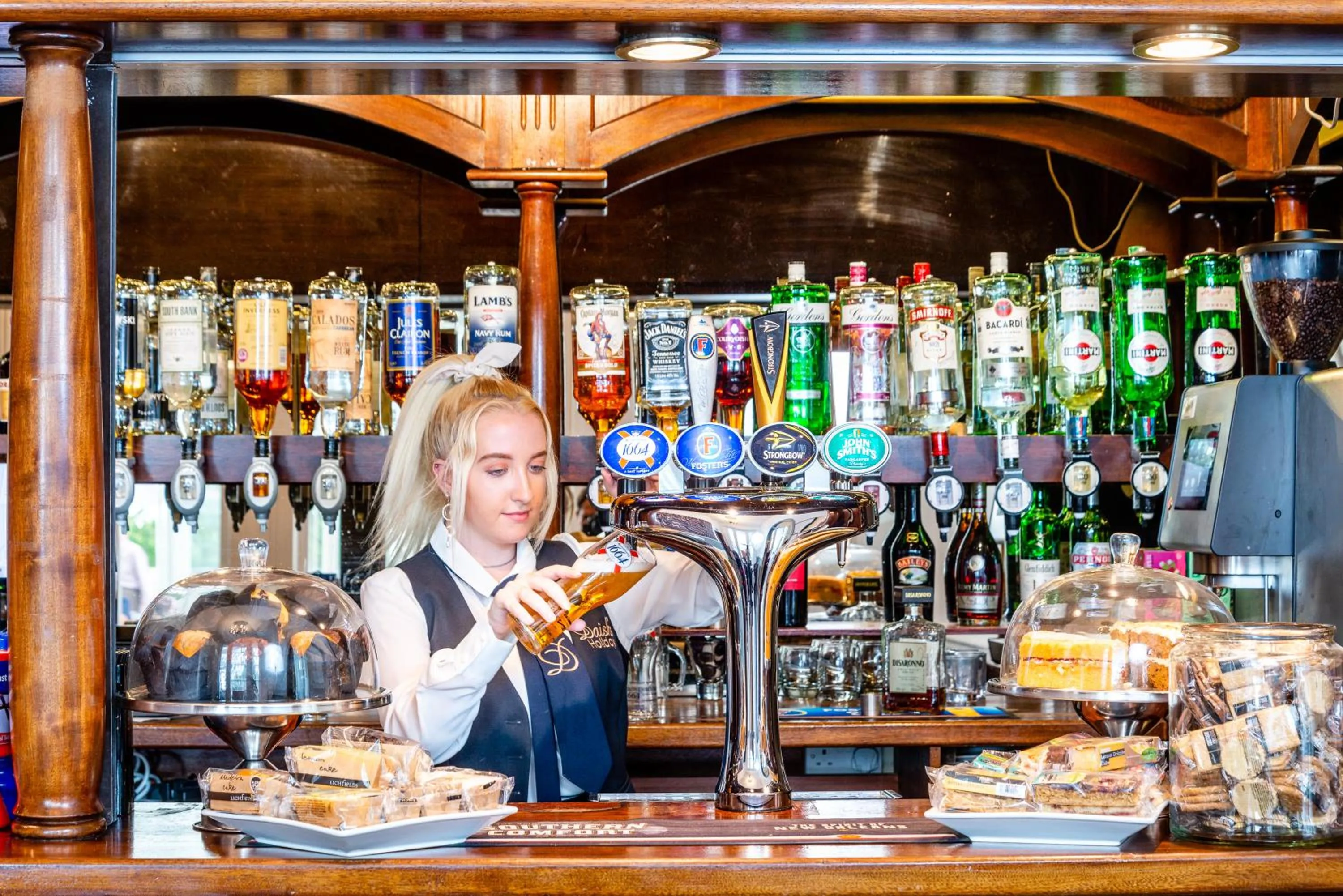 Lounge or bar in Abbey Lawn Hotel