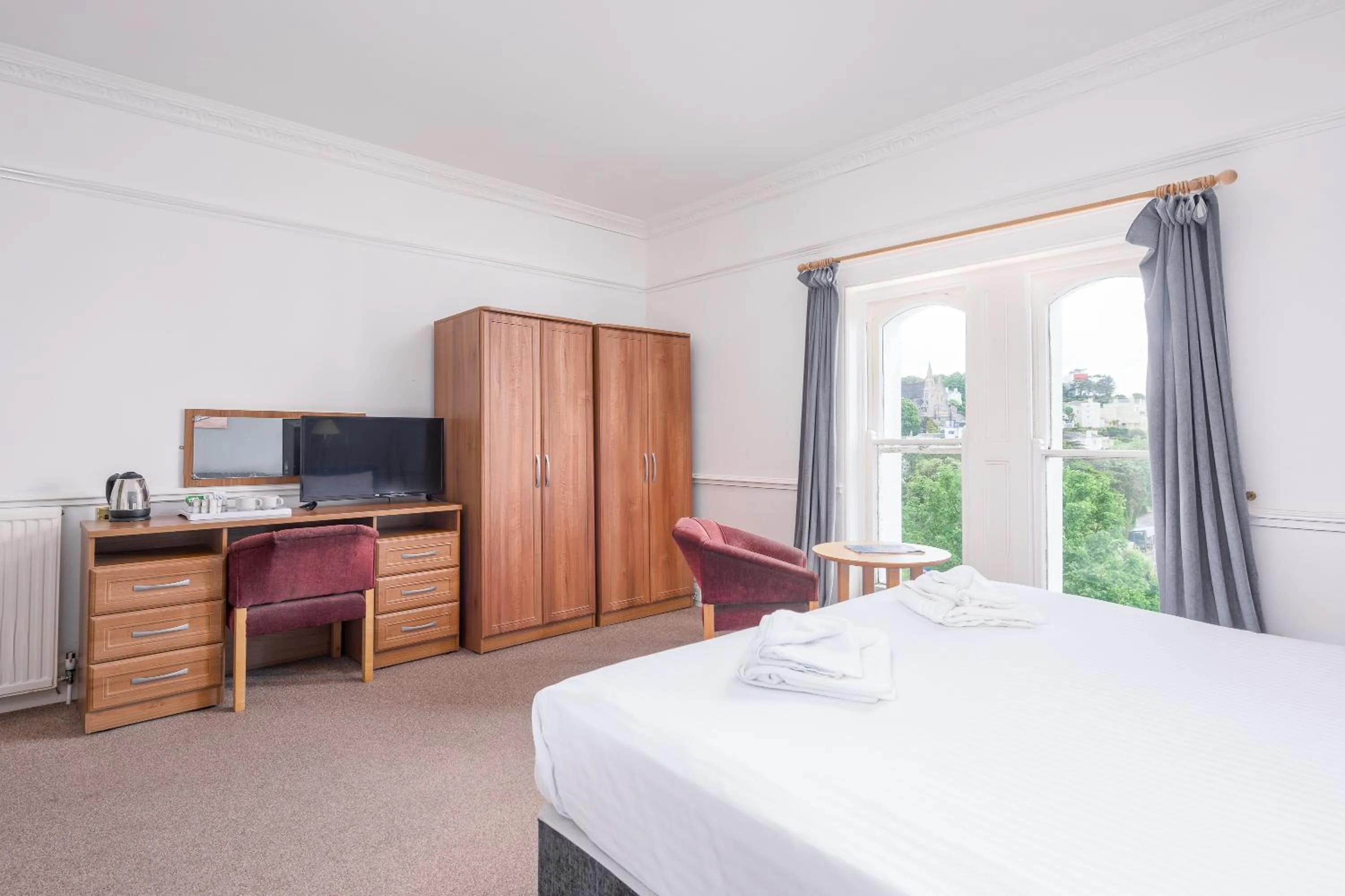 Bedroom, Bed in Abbey Lawn Hotel