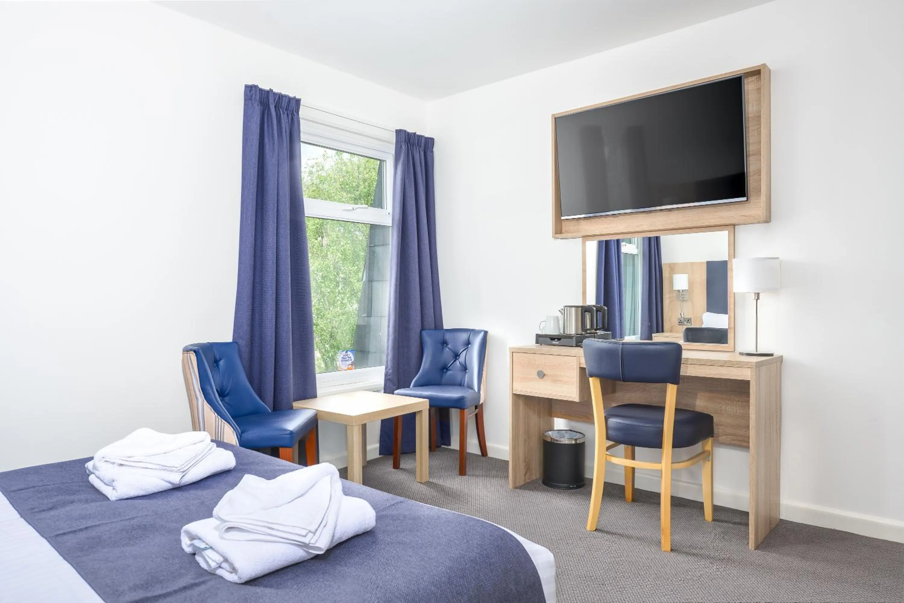 TV and multimedia, Bed in Abbey Lawn Hotel