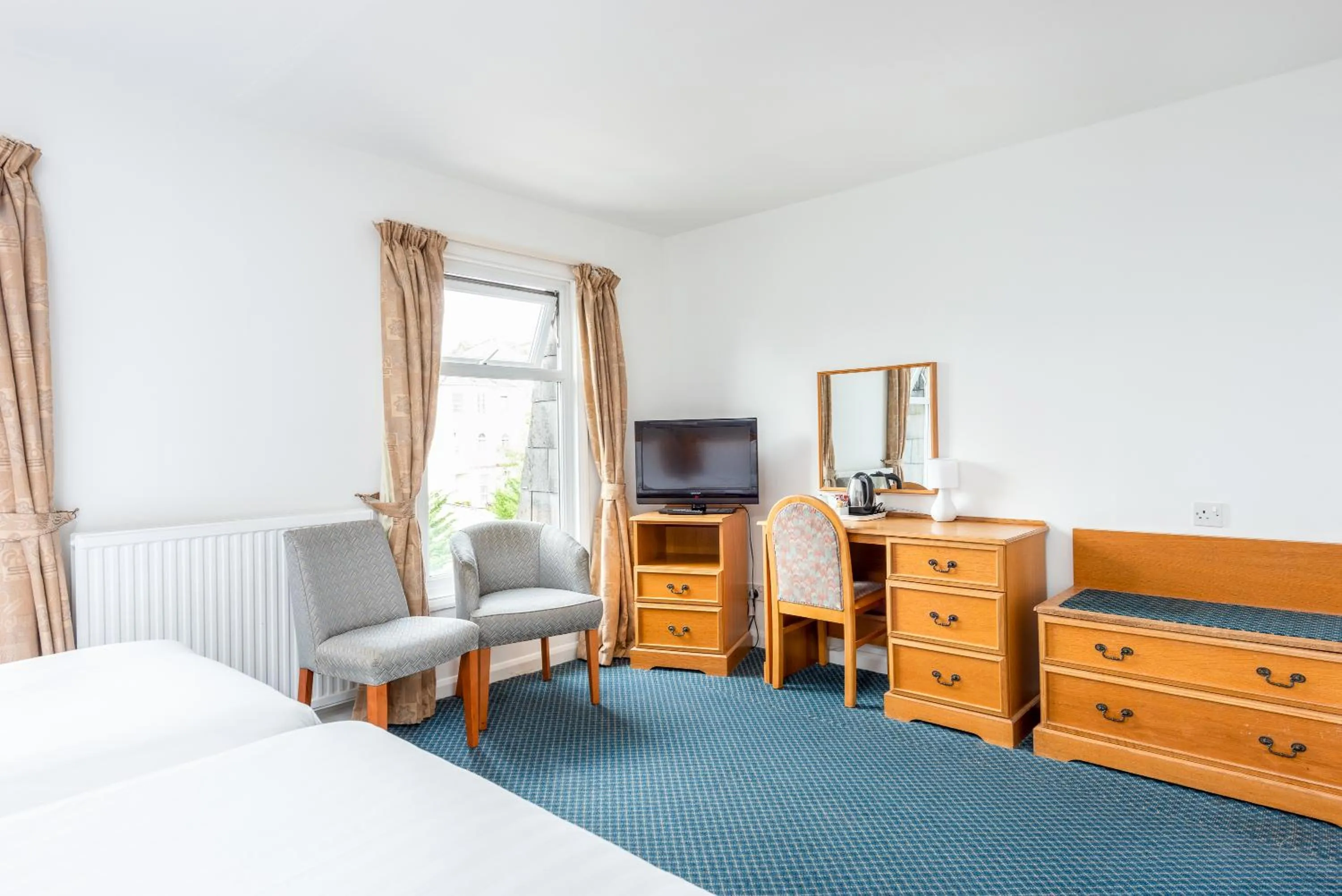 TV and multimedia, Bed in Abbey Lawn Hotel