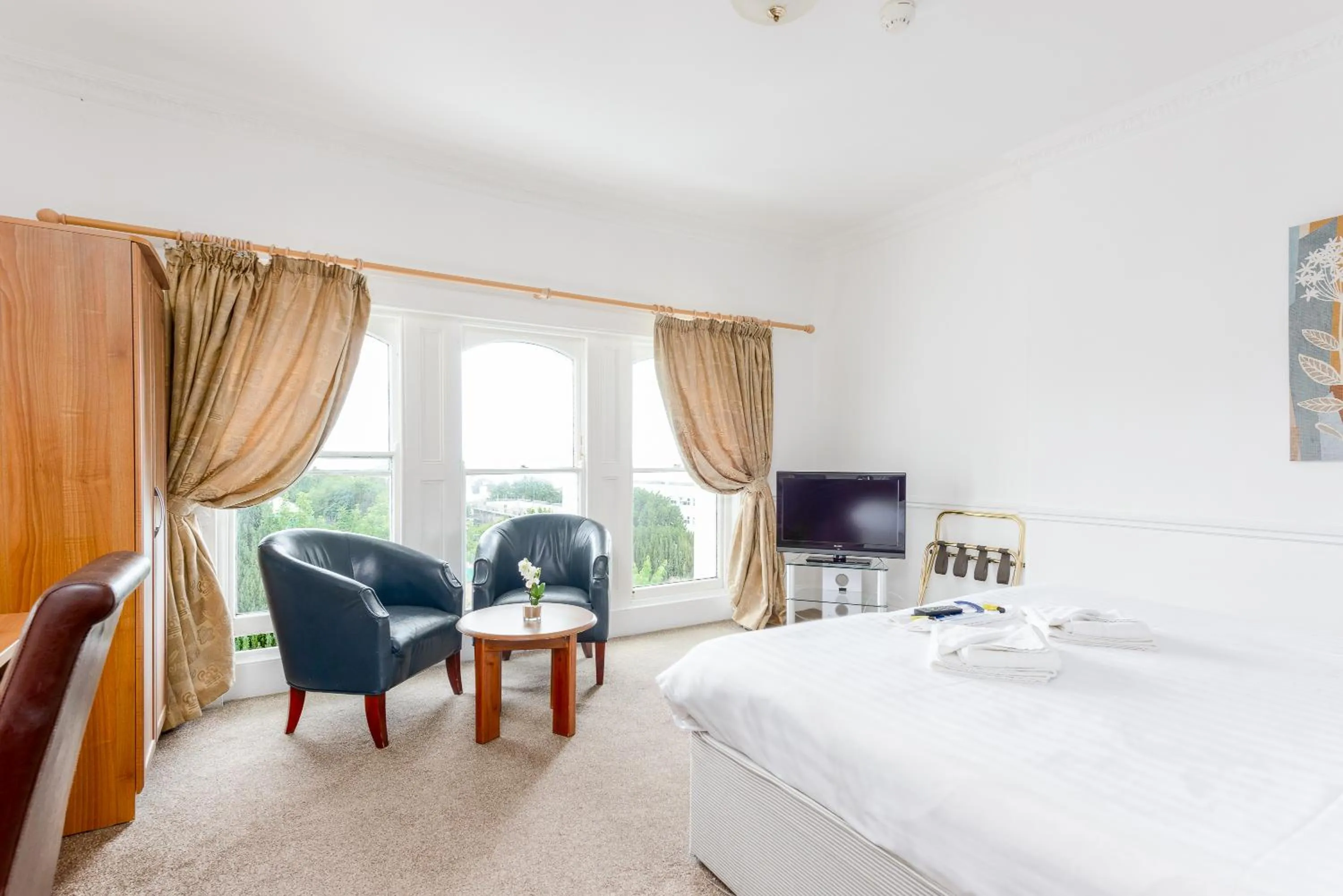 Bed in Abbey Lawn Hotel