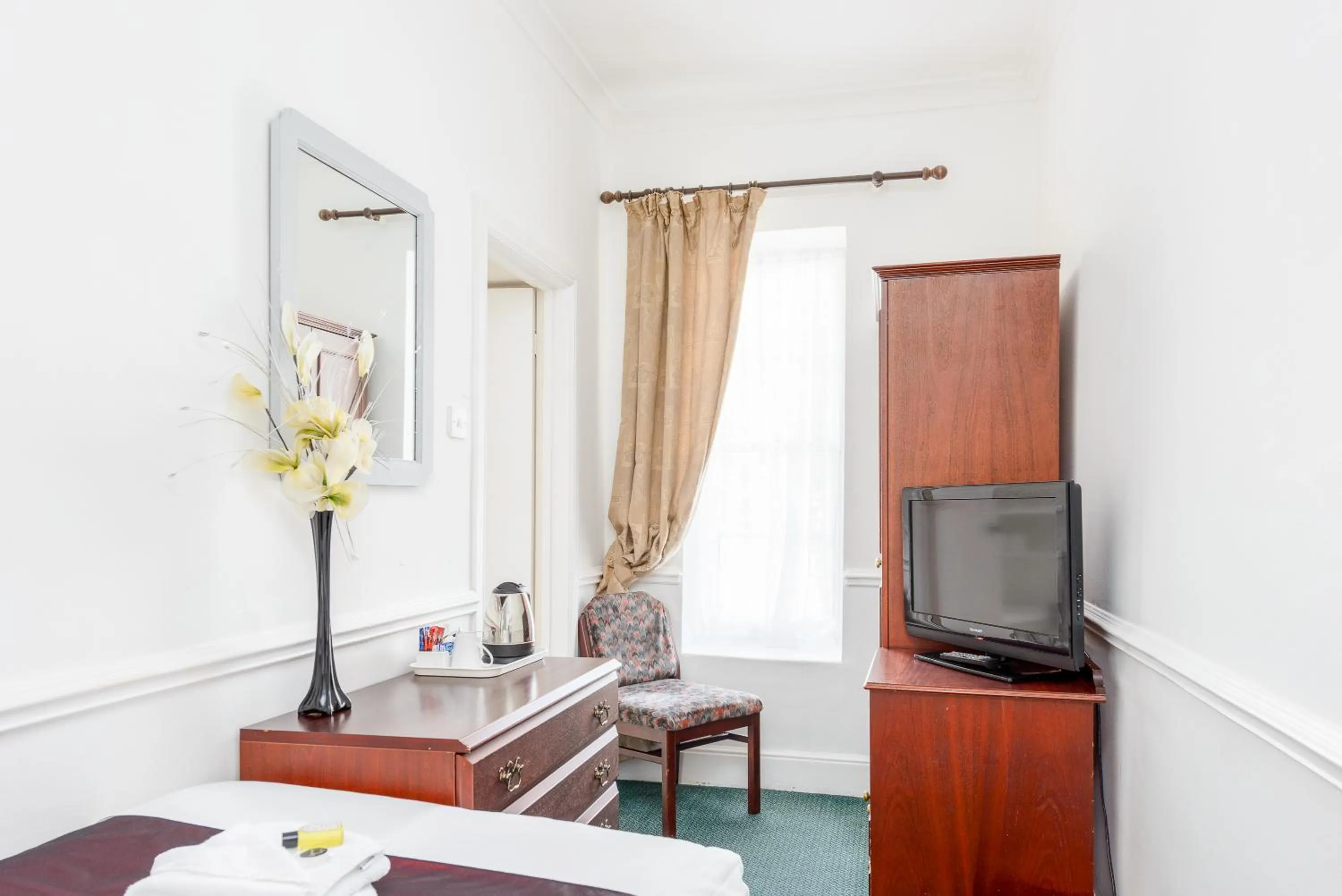 Bed in Abbey Lawn Hotel