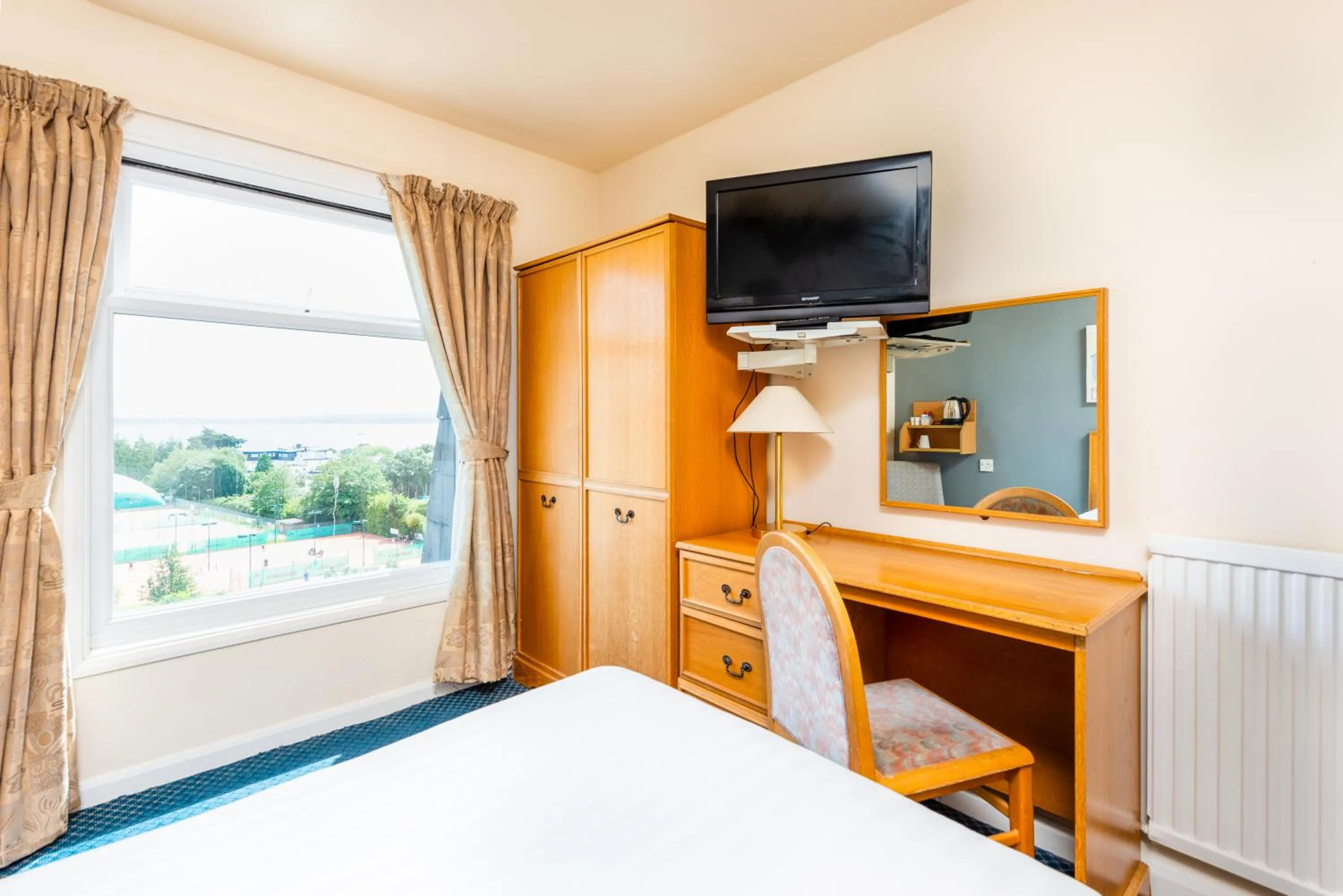 Bed in Abbey Lawn Hotel