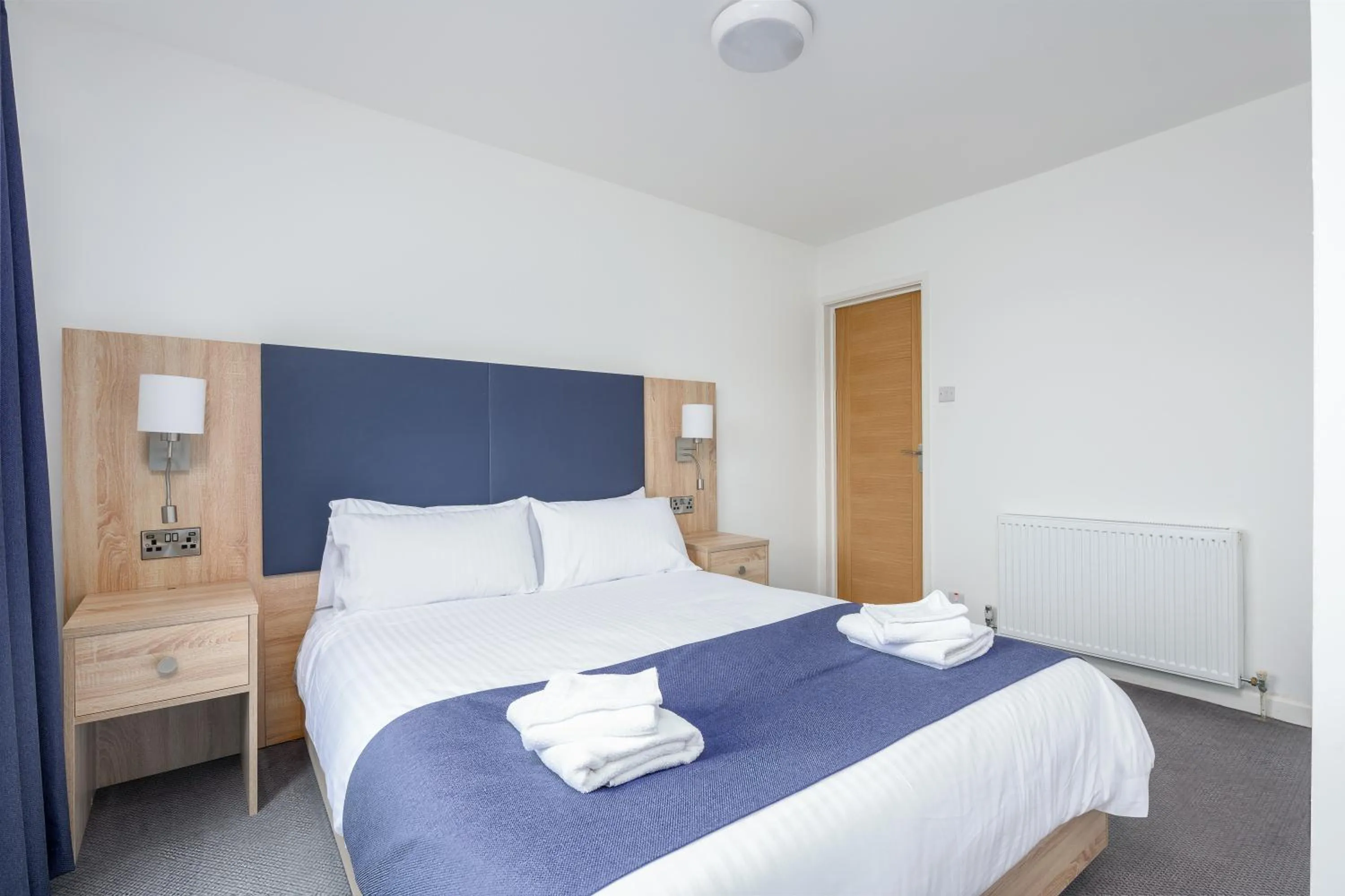 Bedroom, Bed in Abbey Lawn Hotel