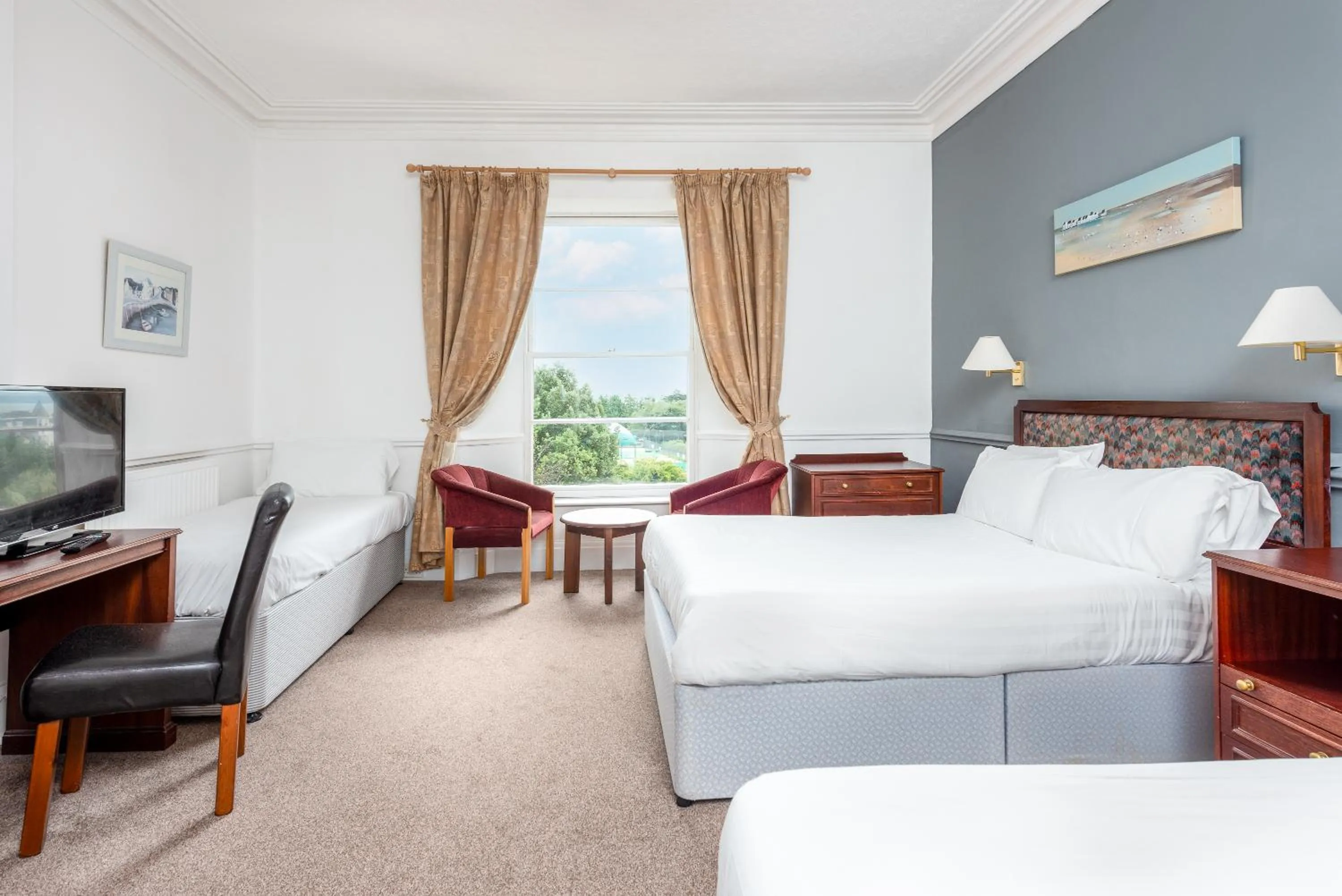 Bed in Abbey Lawn Hotel