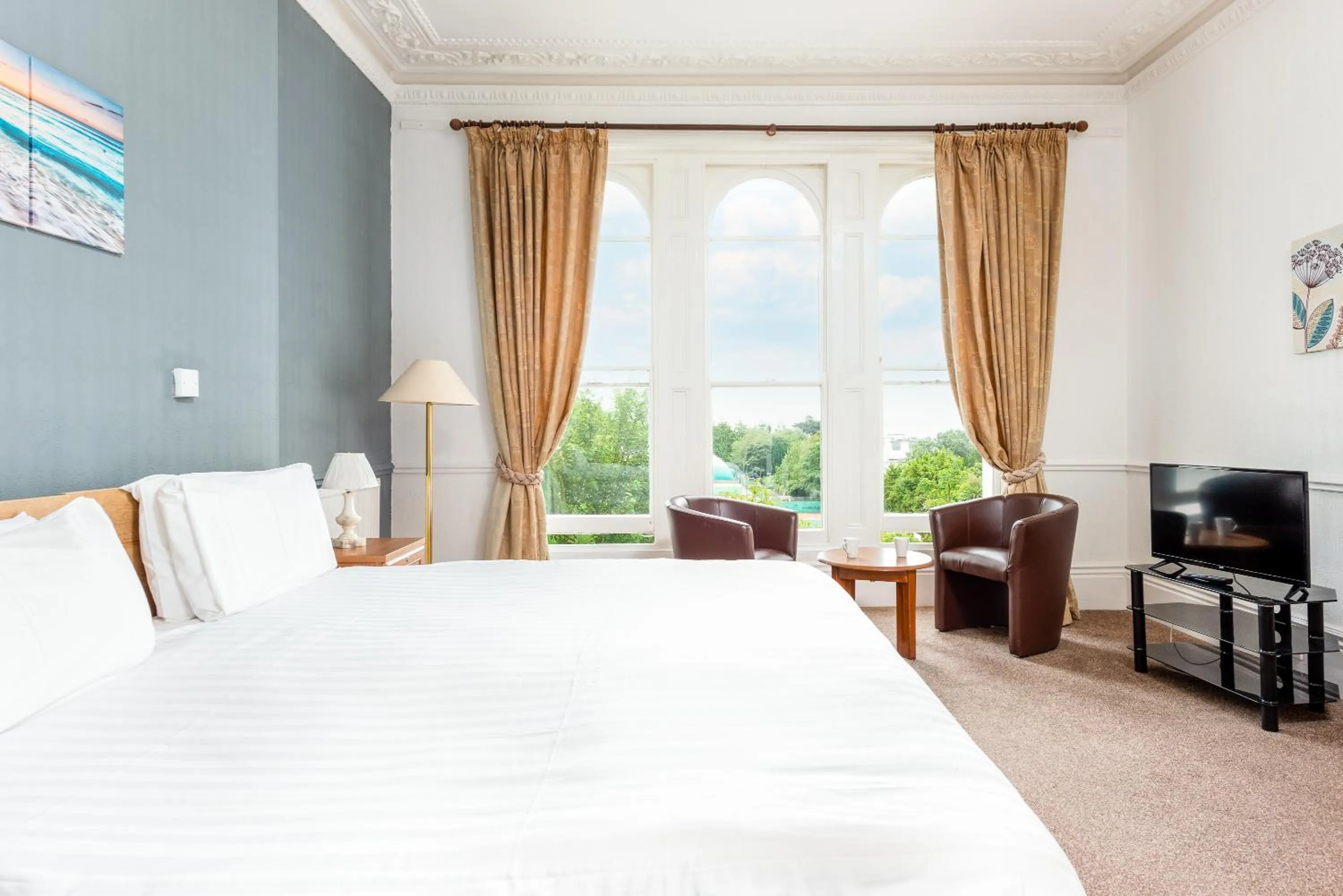 Bed in Abbey Lawn Hotel