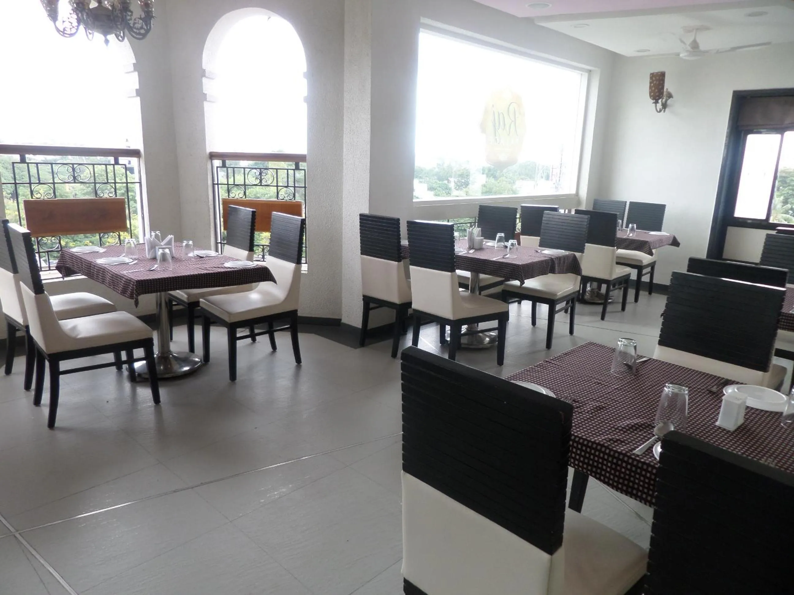 Restaurant/places to eat in Hotel Raj Palace